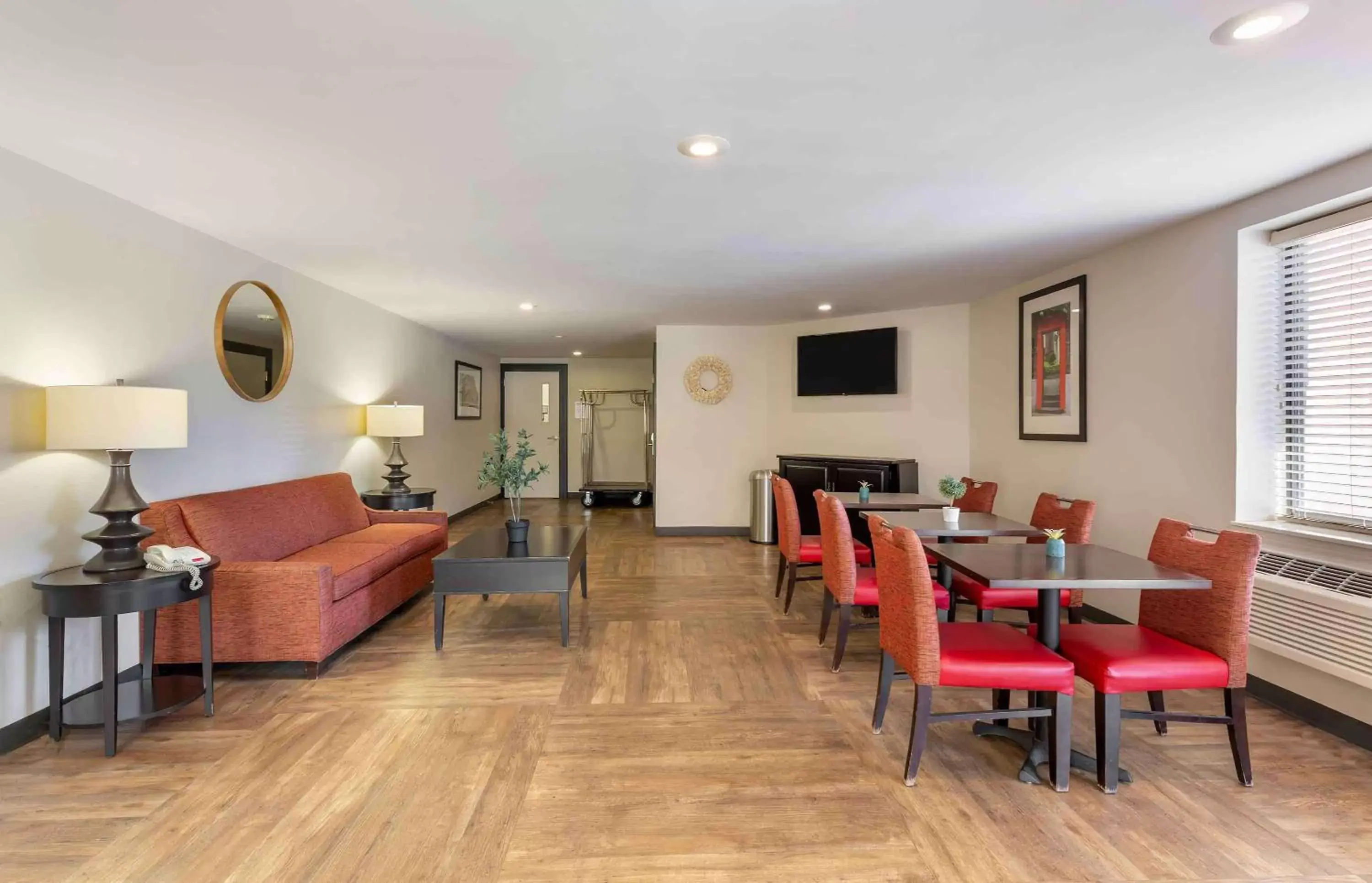 Lobby or reception, Restaurant/Places to Eat in Extended Stay America Suites - Cleveland - Middleburg Heights