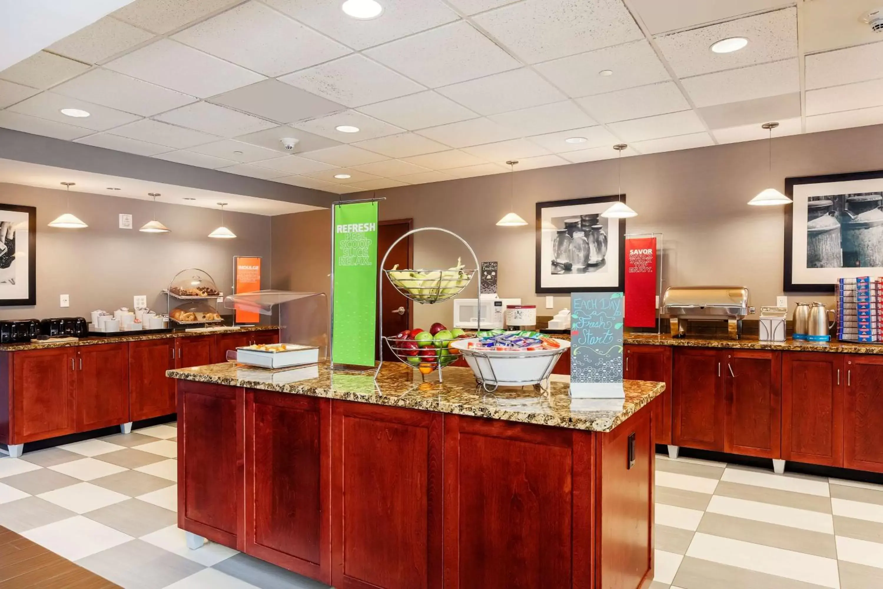 Breakfast, Restaurant/Places to Eat in Hampton Inn & Suites Poughkeepsie