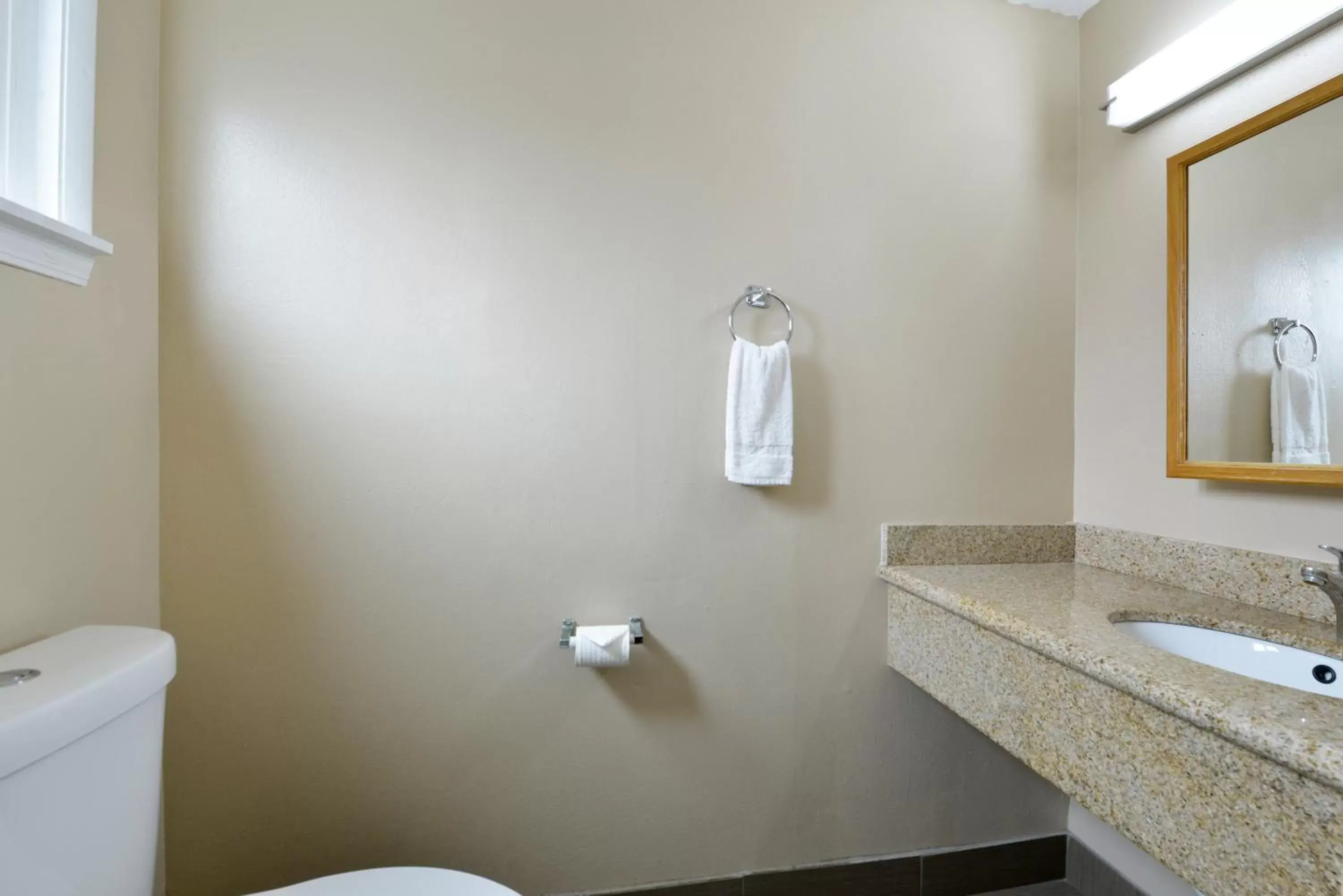 Bathroom in Pacific Shores Inn - Morro Bay