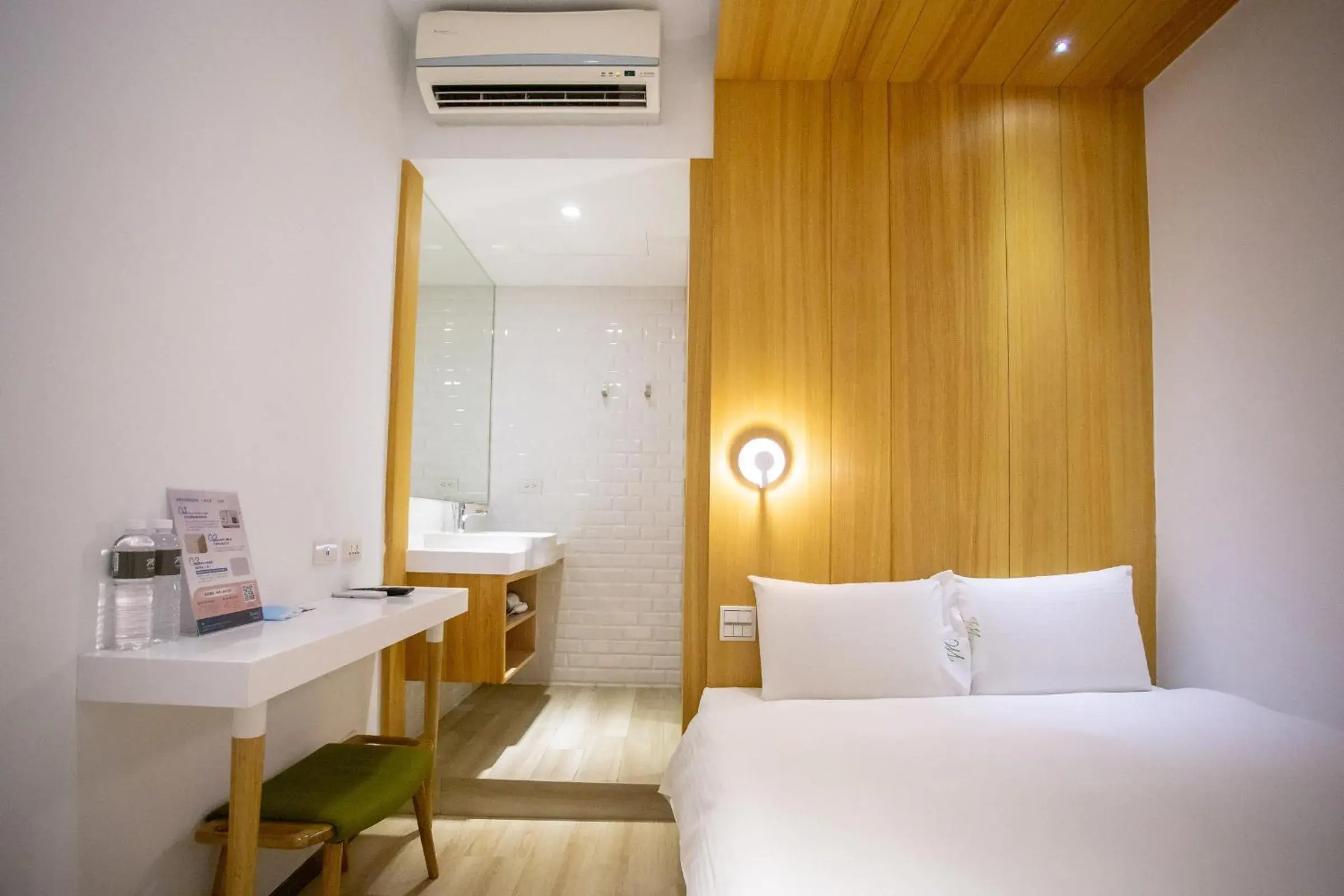 Photo of the whole room, Bed in Meander Taipei Hostel