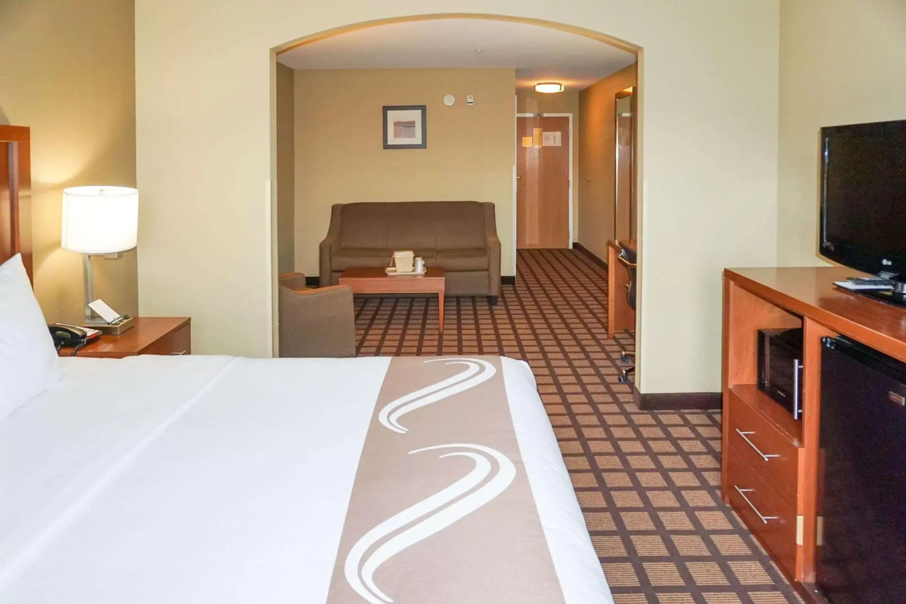 Bedroom, TV/Entertainment Center in Quality Inn & Suites Georgetown - Seaford