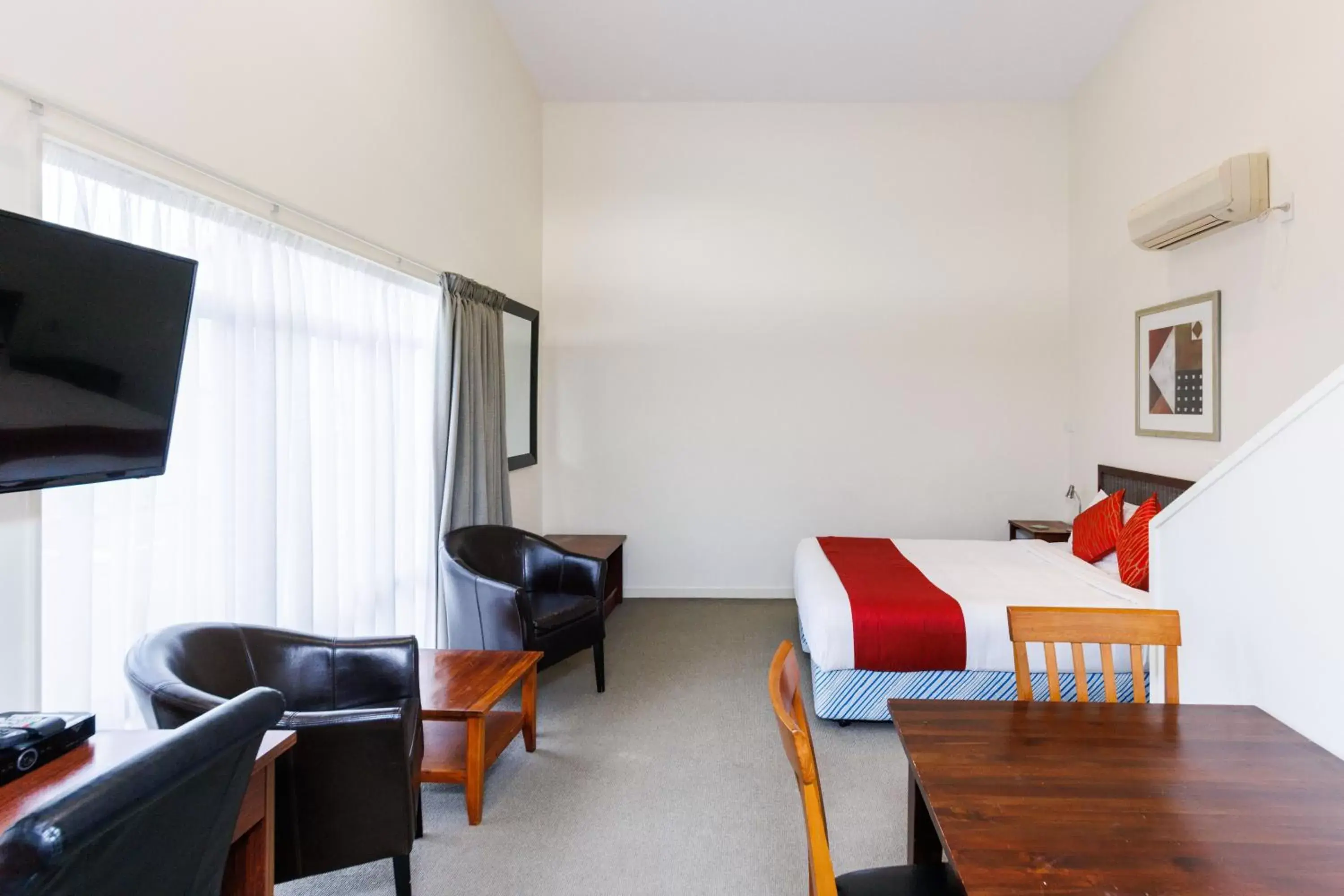 Bedroom, TV/Entertainment Center in Fitzherbert Regency Motor Lodge