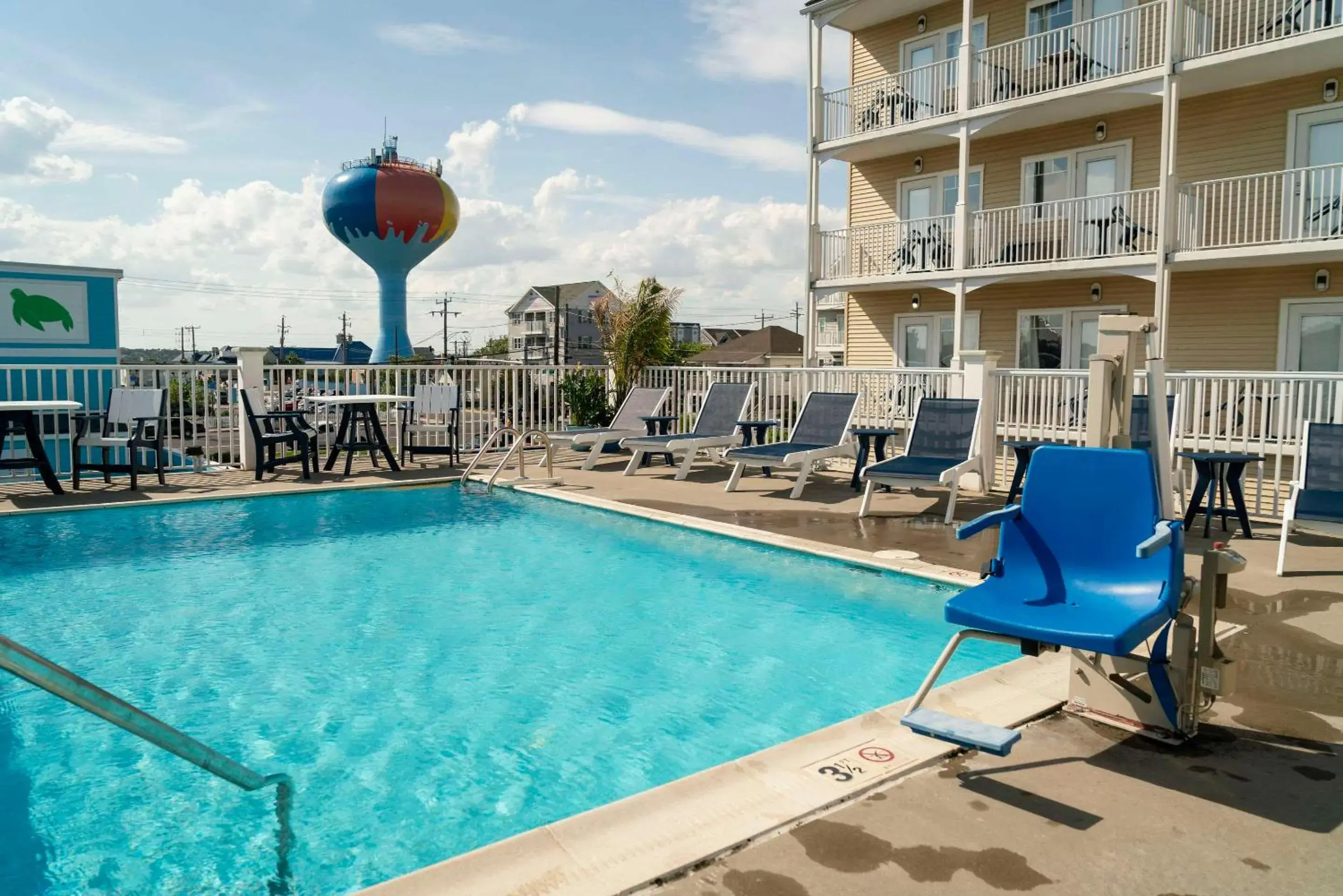 Swimming Pool in Gateway Hotel & Suites, an Ascend Hotel Collection Member