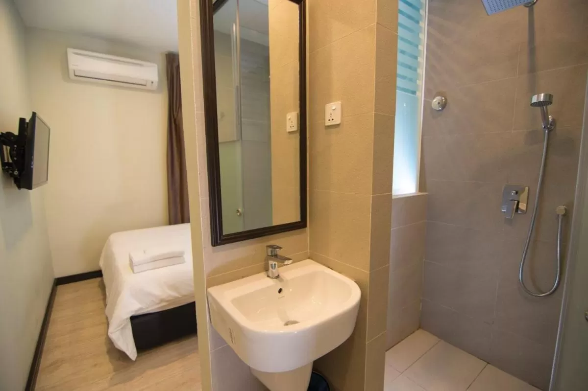 Shower in Pantai Inn Kota Kinabalu