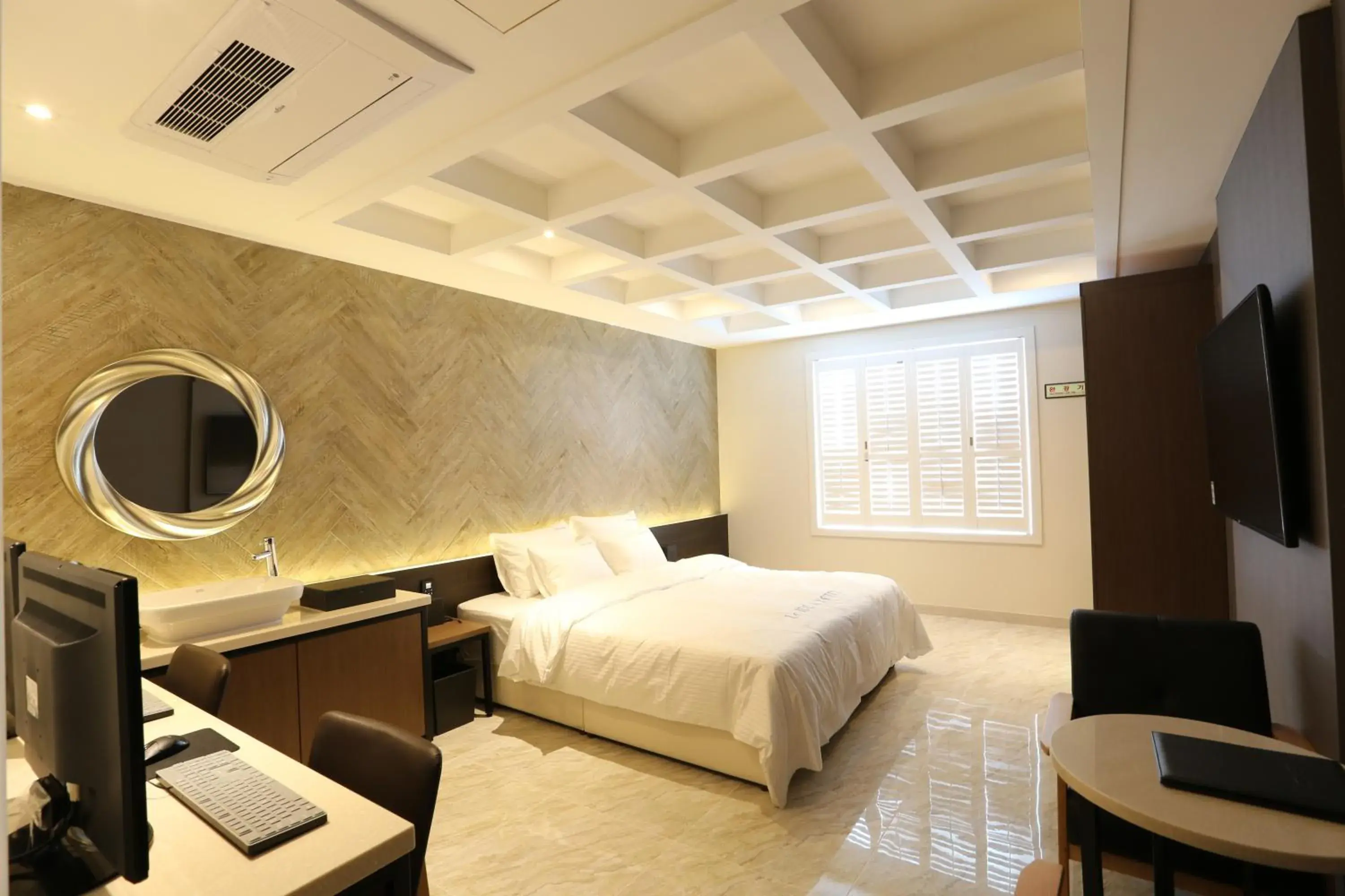 Decorative detail, Bed in Le Idea Hotel Busan Station Decorative detail, Bed in Le Idea Hotel Busan Station