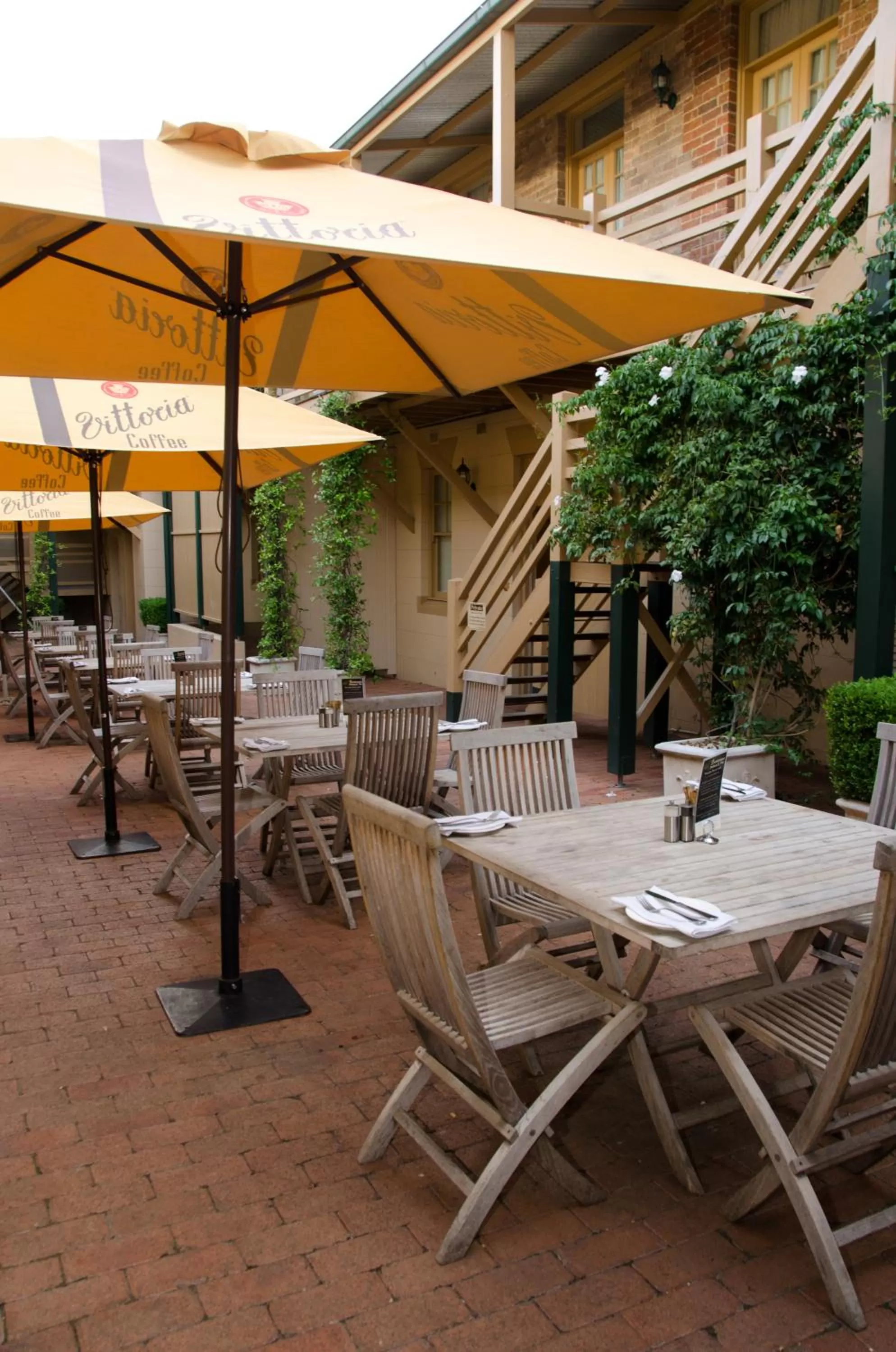 Restaurant/places to eat in Cobb & Co Court Boutique Hotel