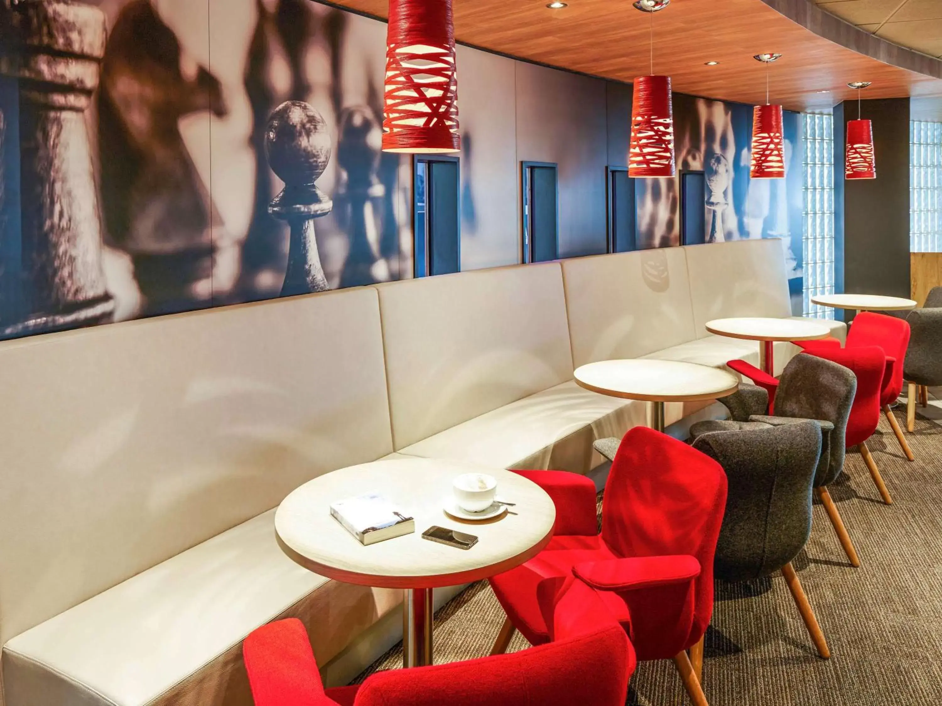 Lounge or bar, Restaurant/Places to Eat in ibis London Heathrow Airport