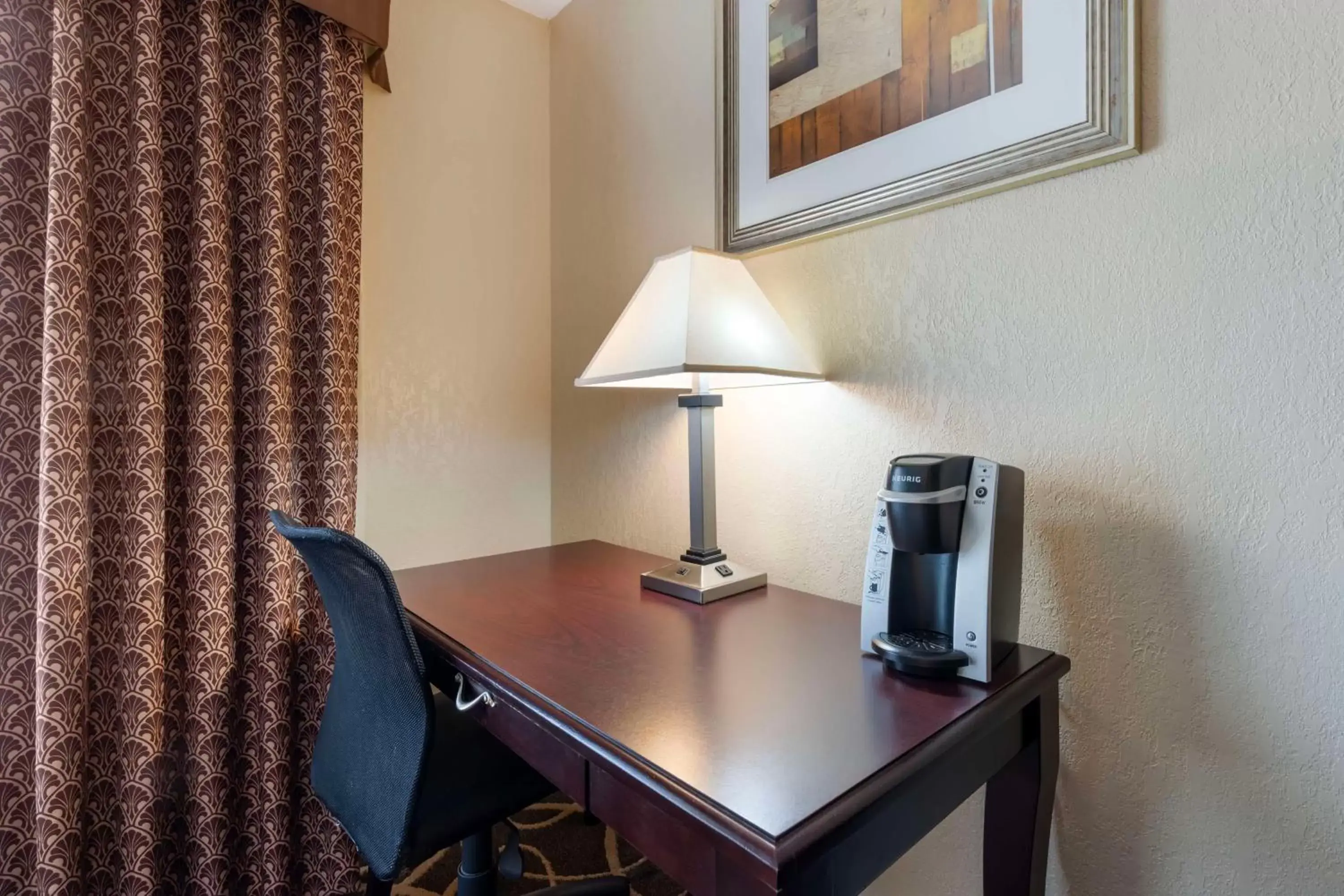 Bedroom in Best Western Plus Eau Claire Conference Center