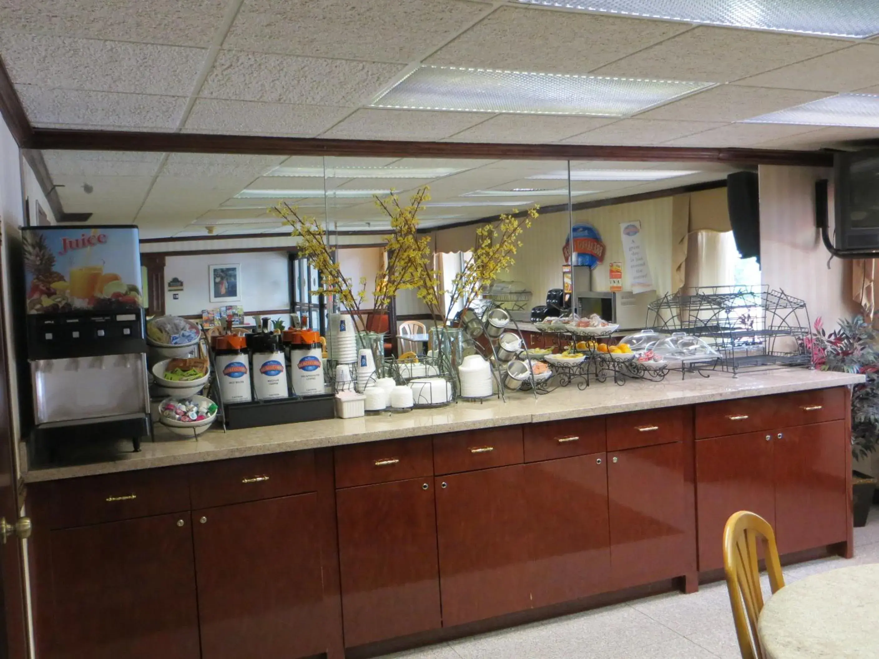 Coffee/tea facilities, Restaurant/Places to Eat in Baymont by Wyndham Kalamazoo West