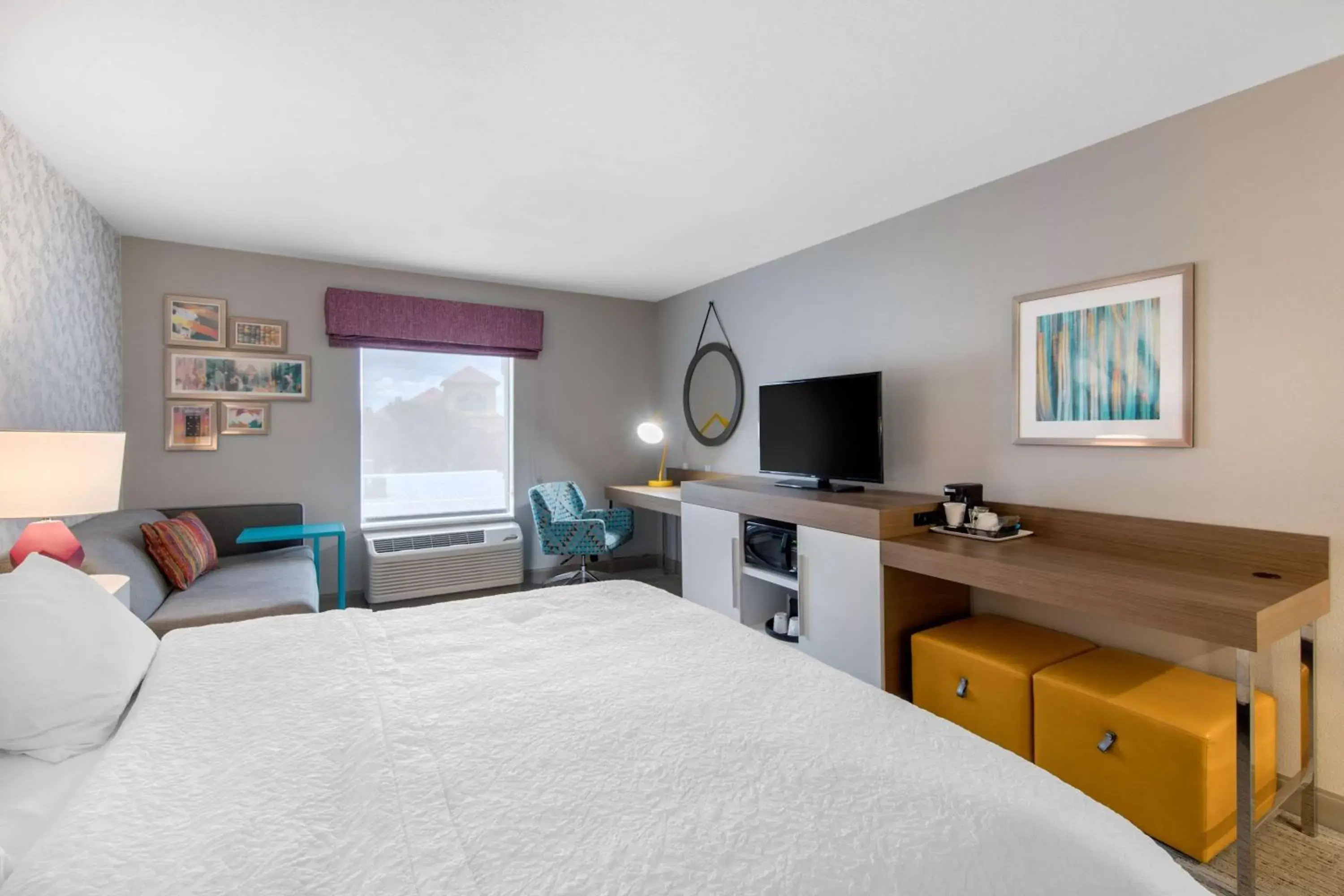 Bedroom, TV/Entertainment Center in Hampton Inn & Suites Ruidoso Downs