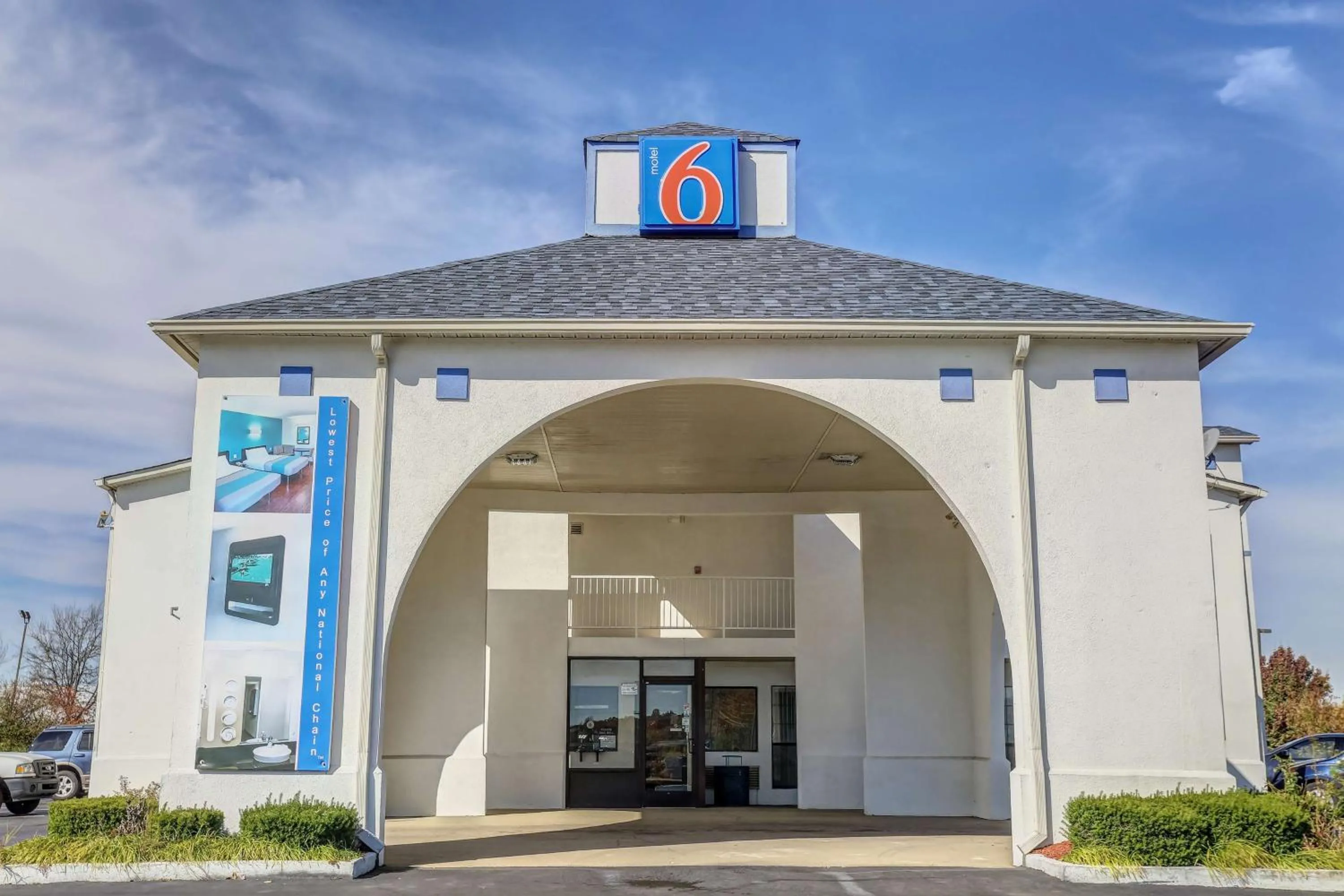 Property building in Motel 6-Dickson, TN