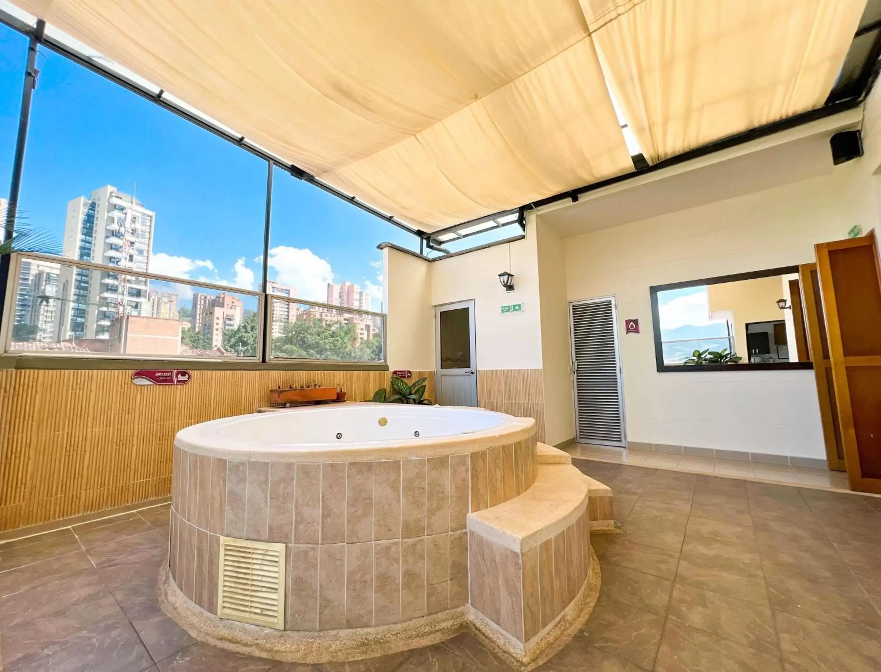 Hot Tub, Bathroom in Hotel Florencia Plaza