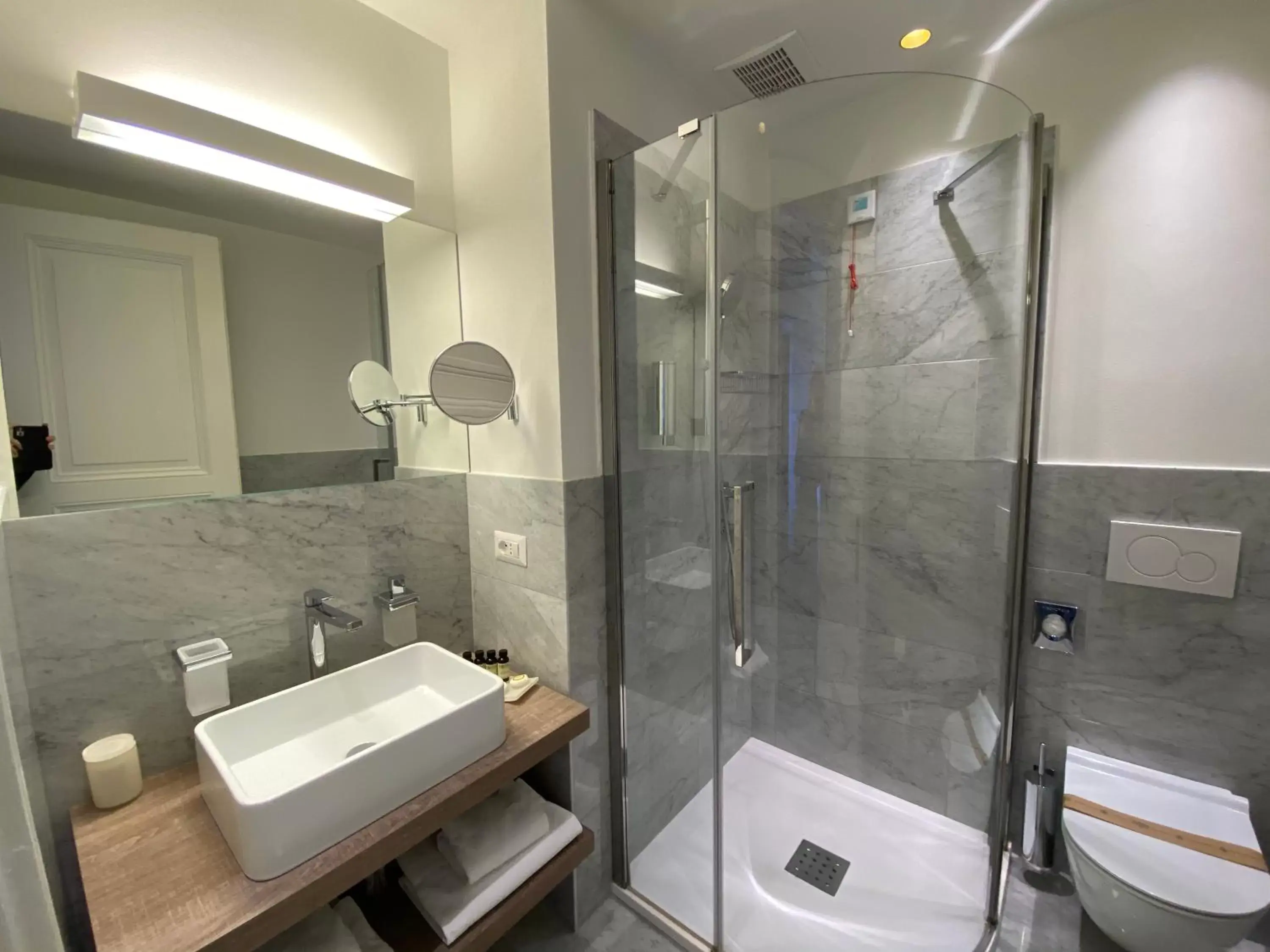 Toilet, Bathroom in Camin Hotel Luino