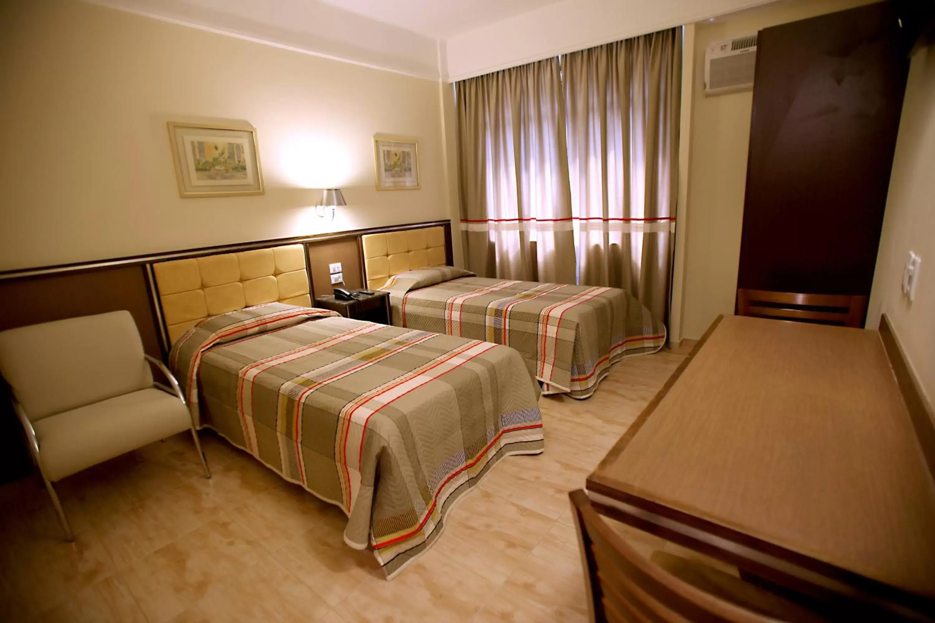 Photo of the whole room, Bed in Soneca Plaza Hotel