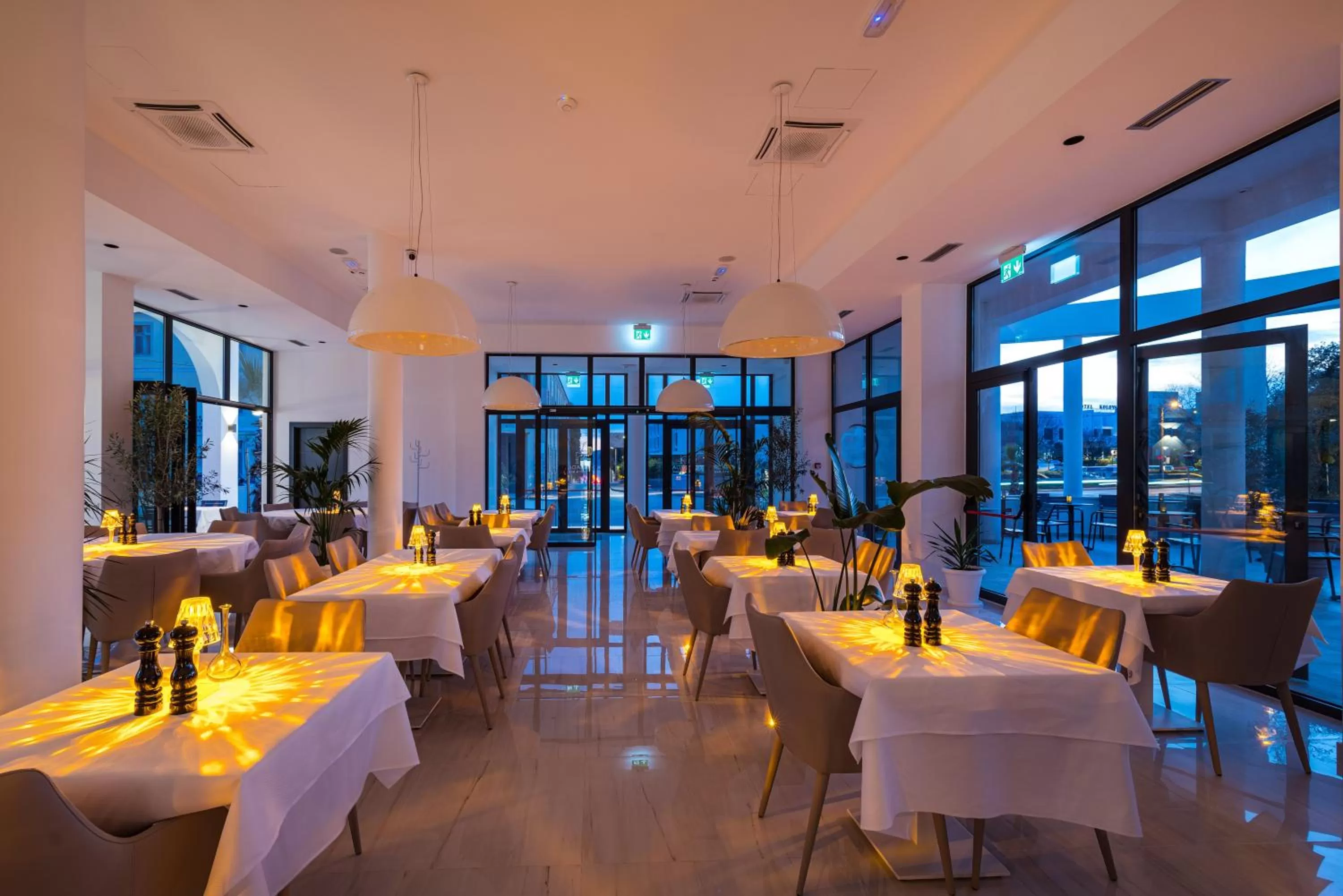 Restaurant/places to eat in Miramare Hotel