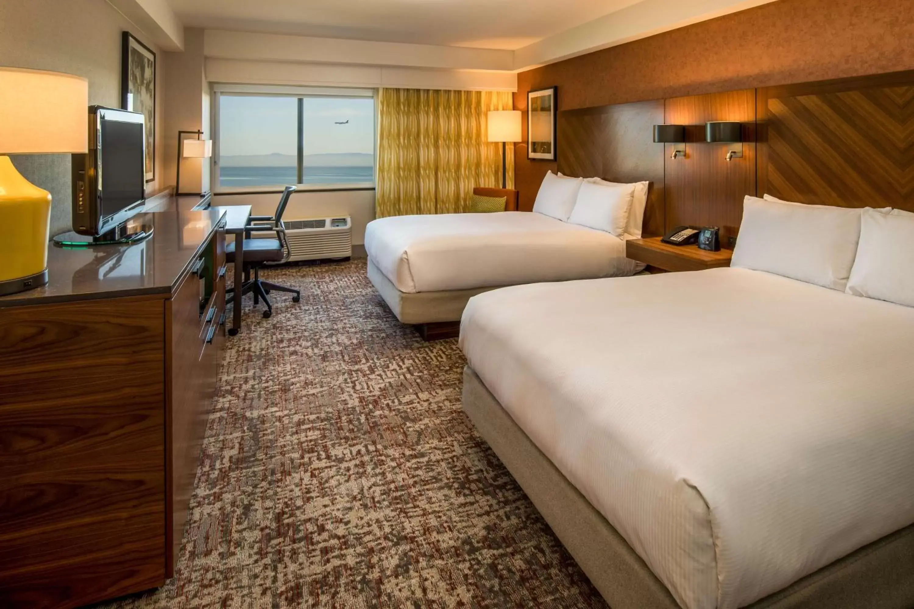 Bedroom, Bed in DoubleTree by Hilton San Francisco Airport