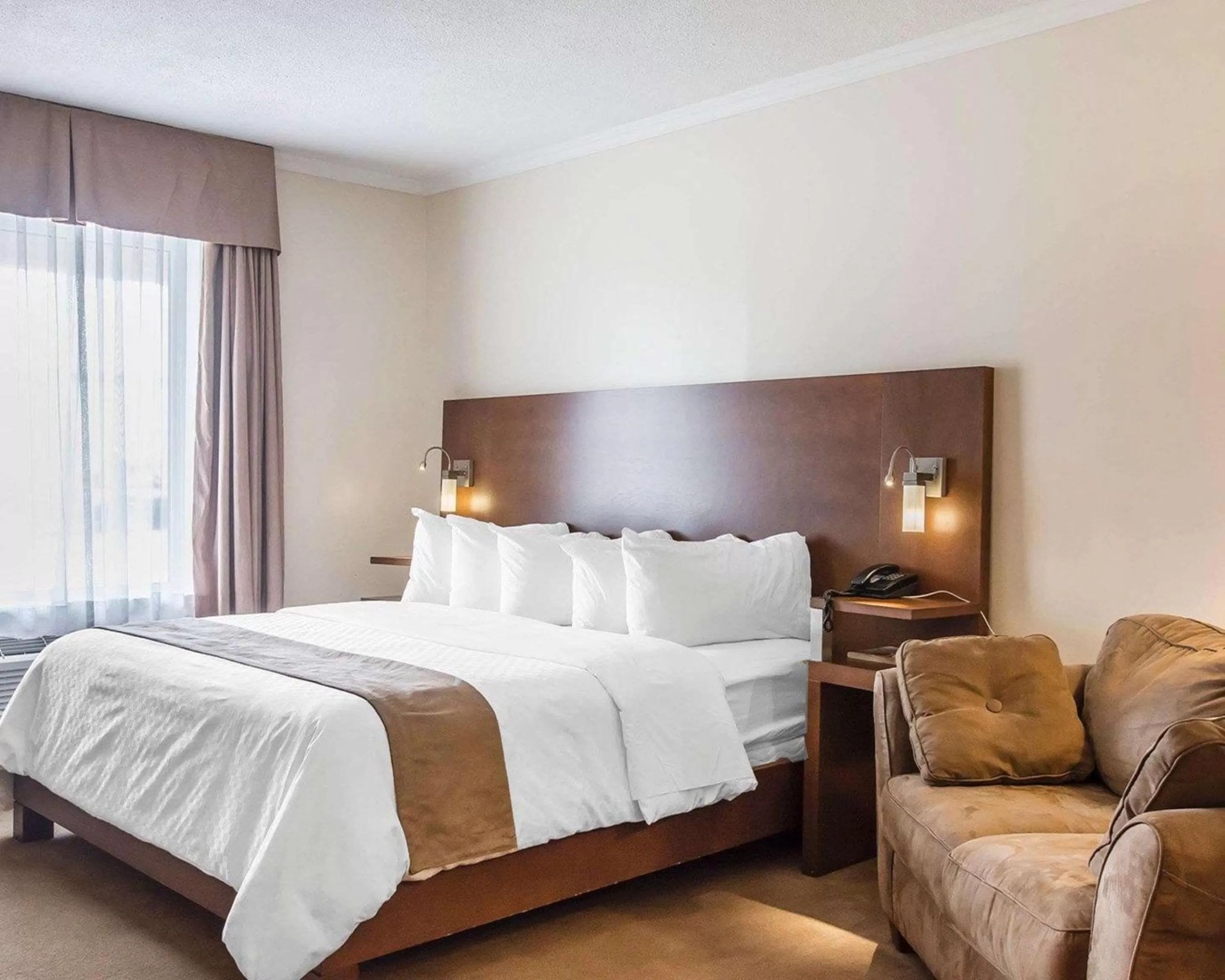 Photo of the whole room, Bed in Econo Lodge Forestville