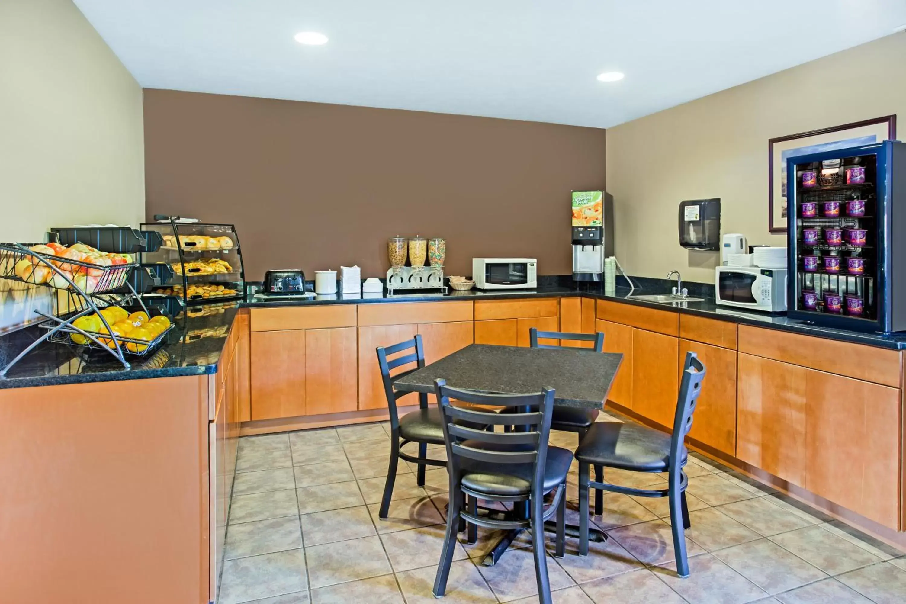 Continental breakfast, Restaurant/Places to Eat in Microtel Inn & Suites by Wyndham Holland