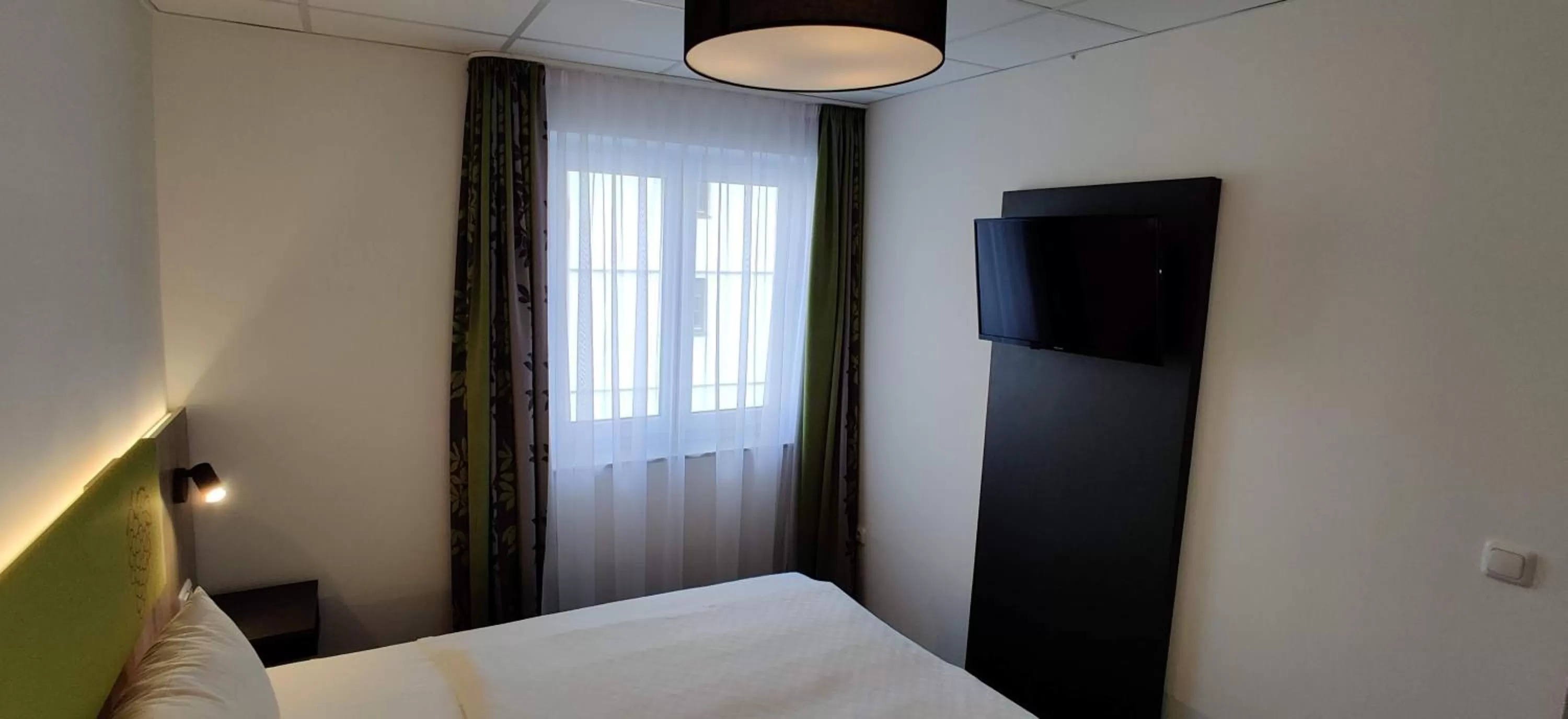 Bedroom, Bed in Hotel Goldene Traube