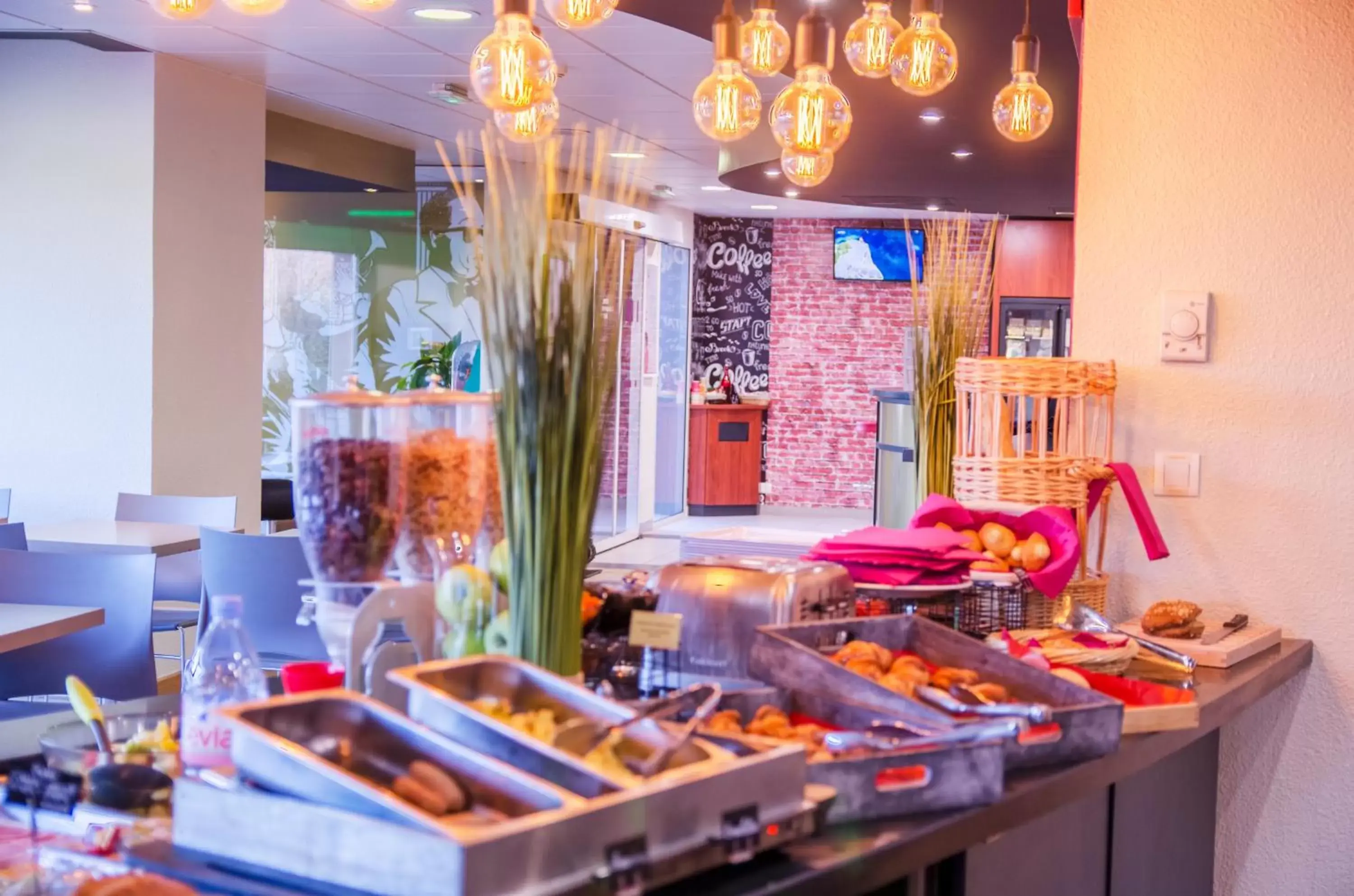 Buffet breakfast in Ibis Styles Toulouse Blagnac Aéroport