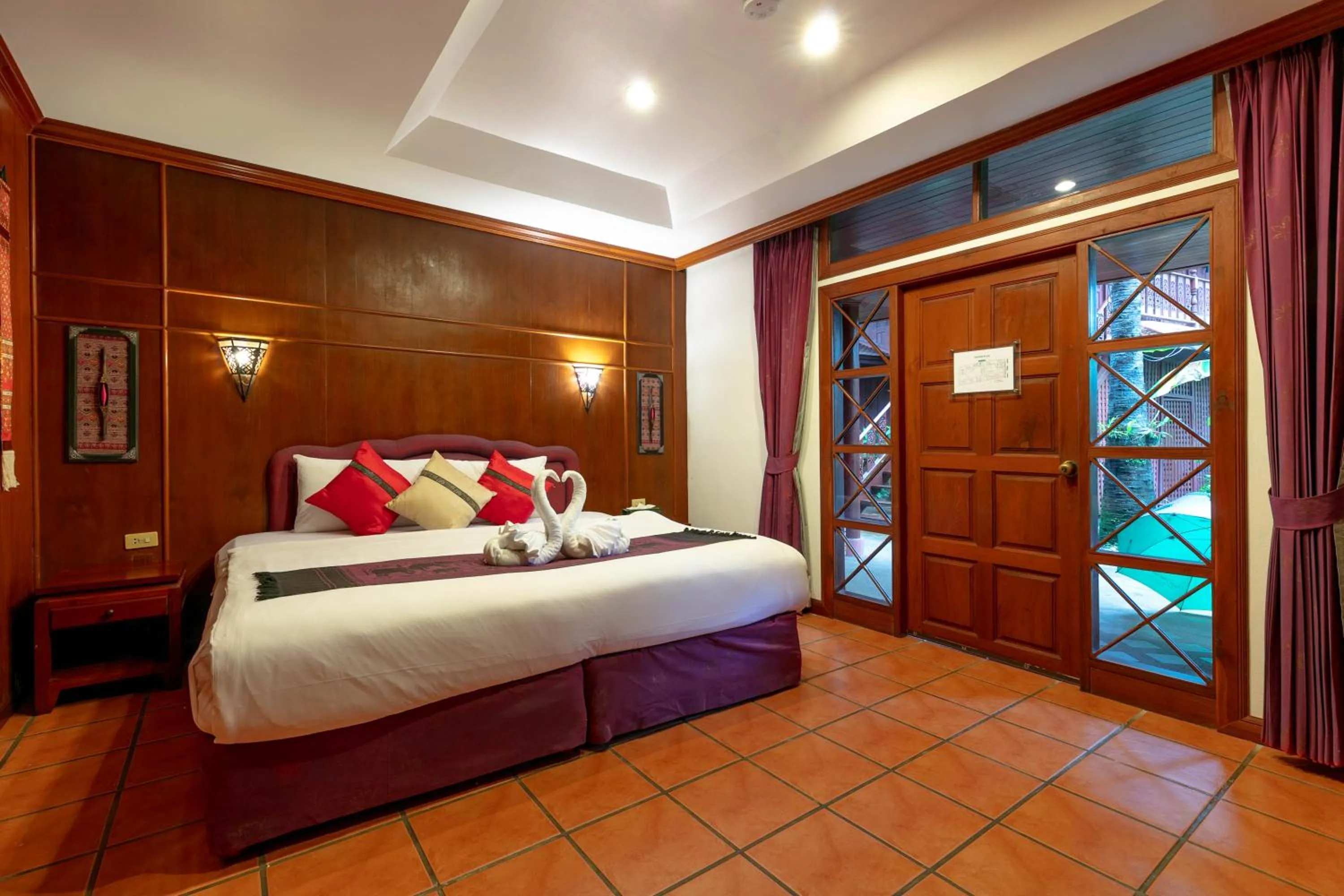Bed in Royal Phawadee Village Patong - 2 Minutes walk to the beach