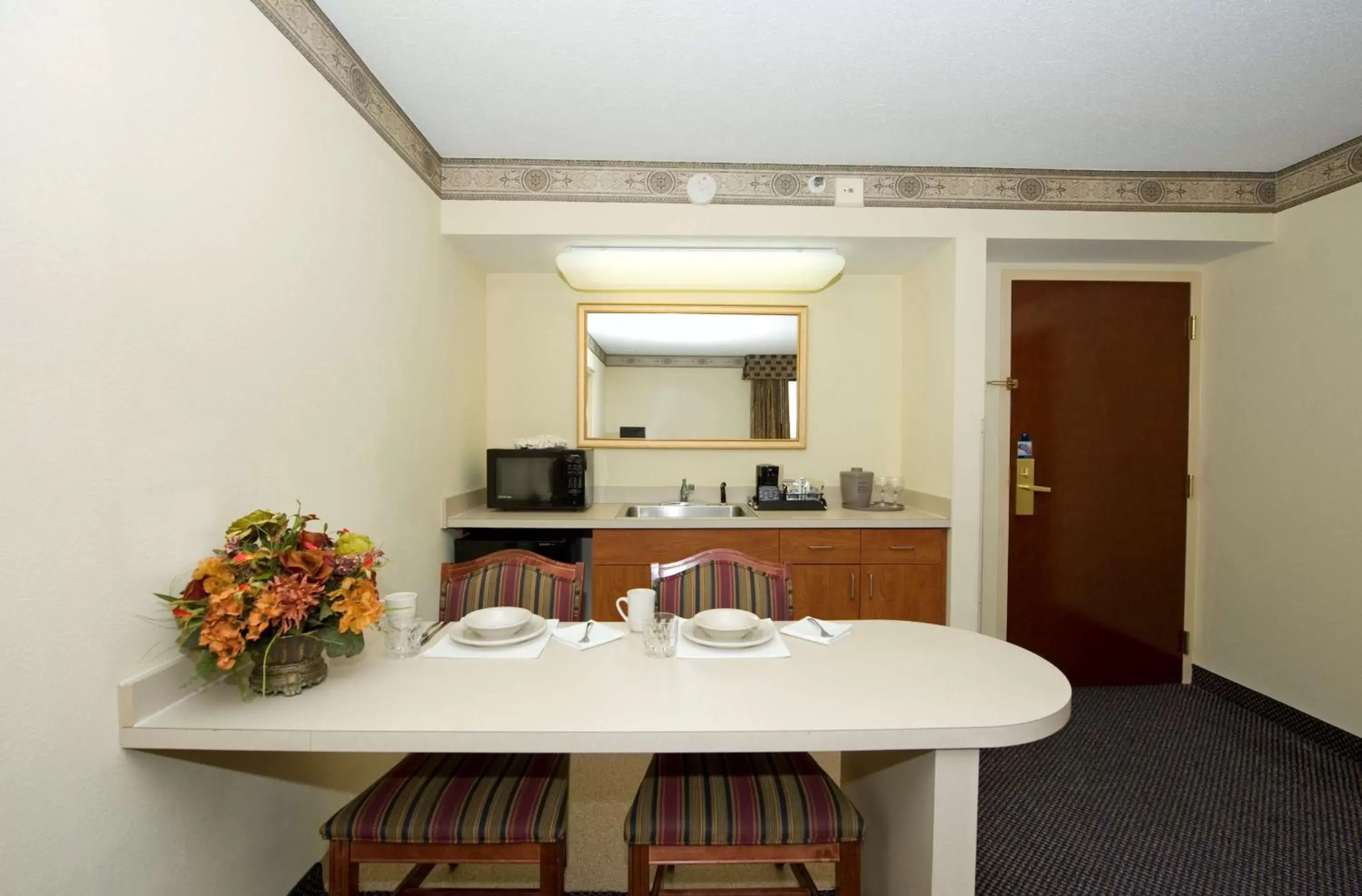 Kitchen or kitchenette, Dining Area in Hampton Inn & Suites-Atlanta Airport North-I-85