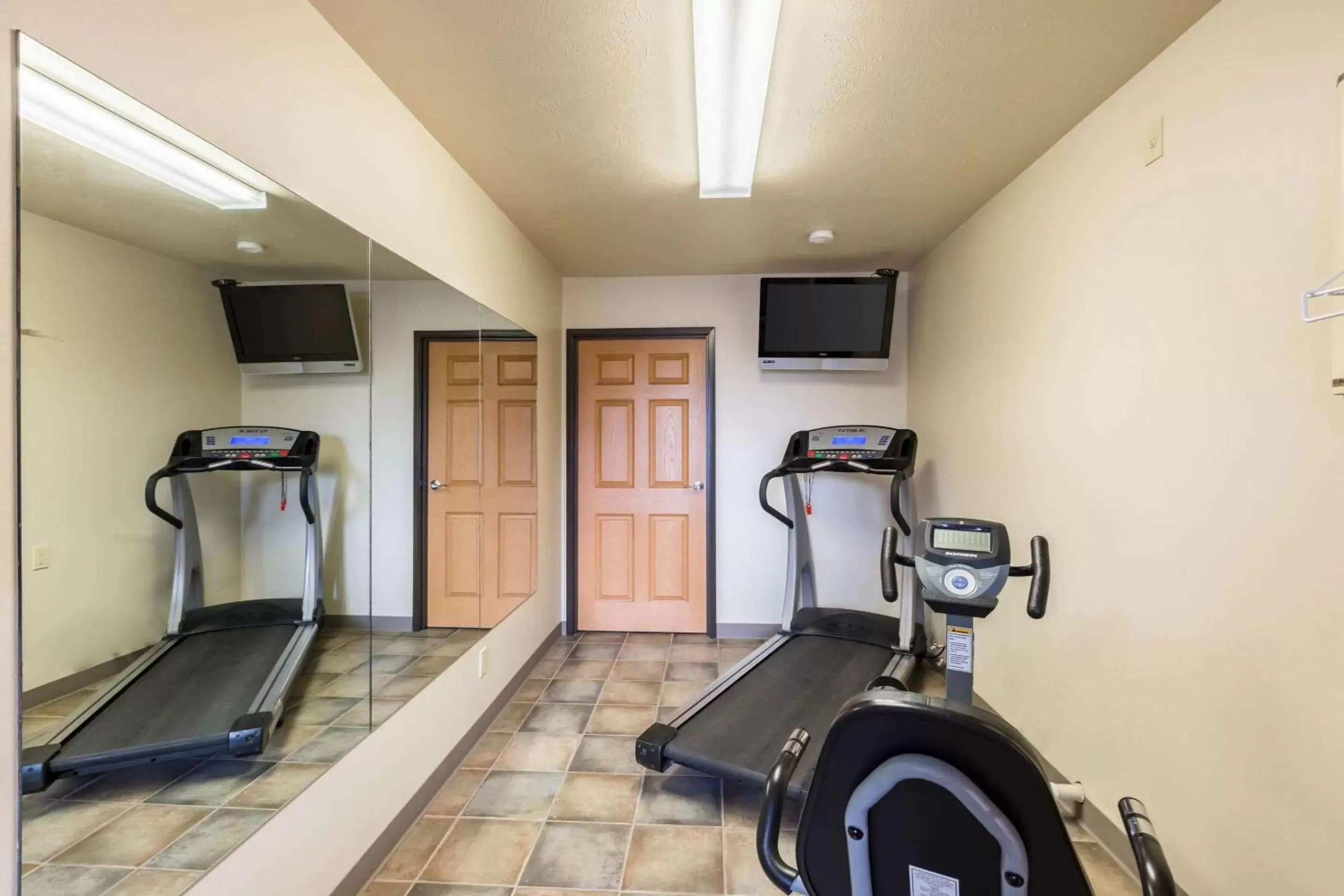 Fitness centre/facilities, Fitness Center/Facilities in Harmony Inn & Suites