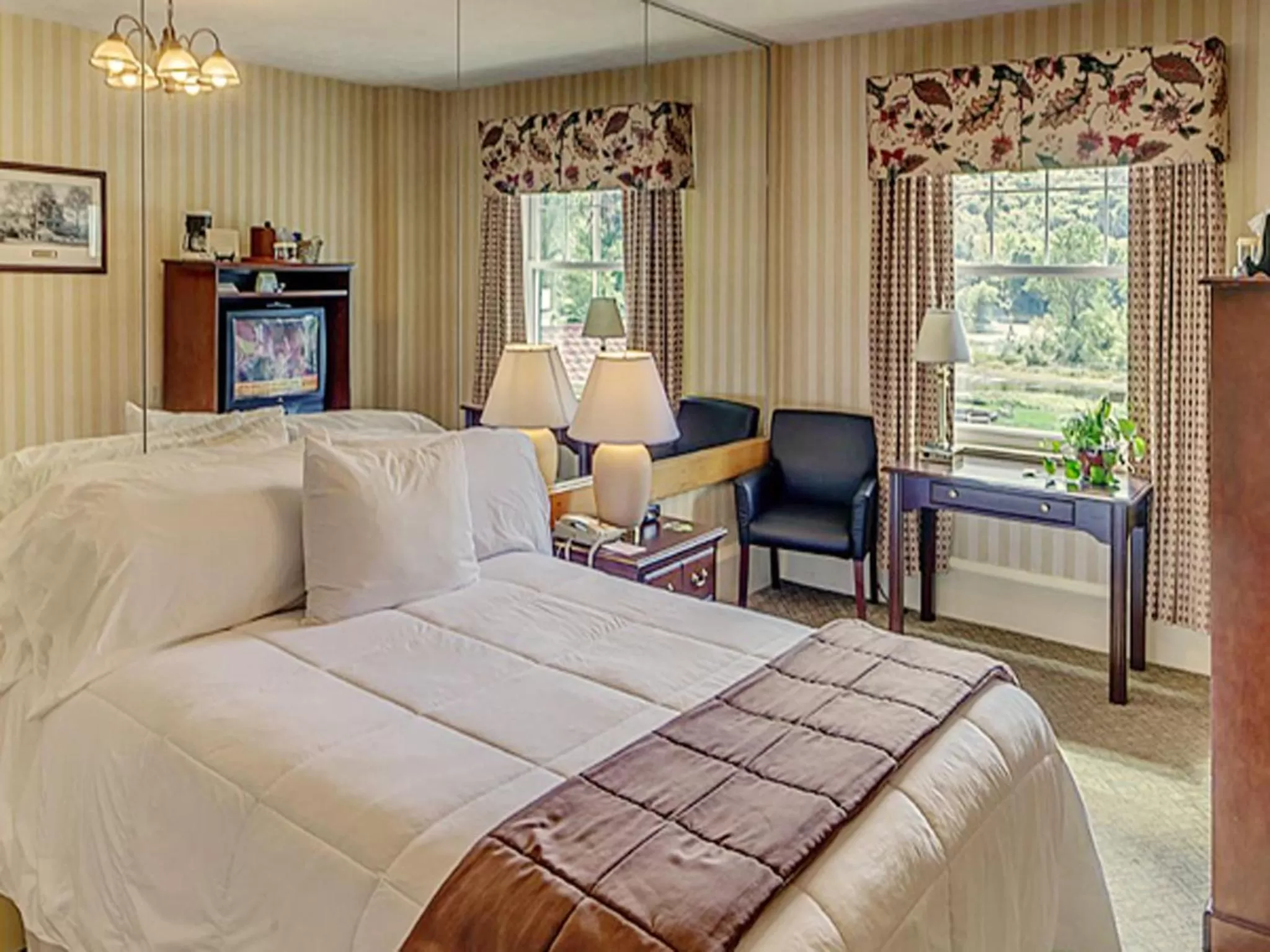 Photo of the whole room, Bed in Shawnee Inn and Golf Resort