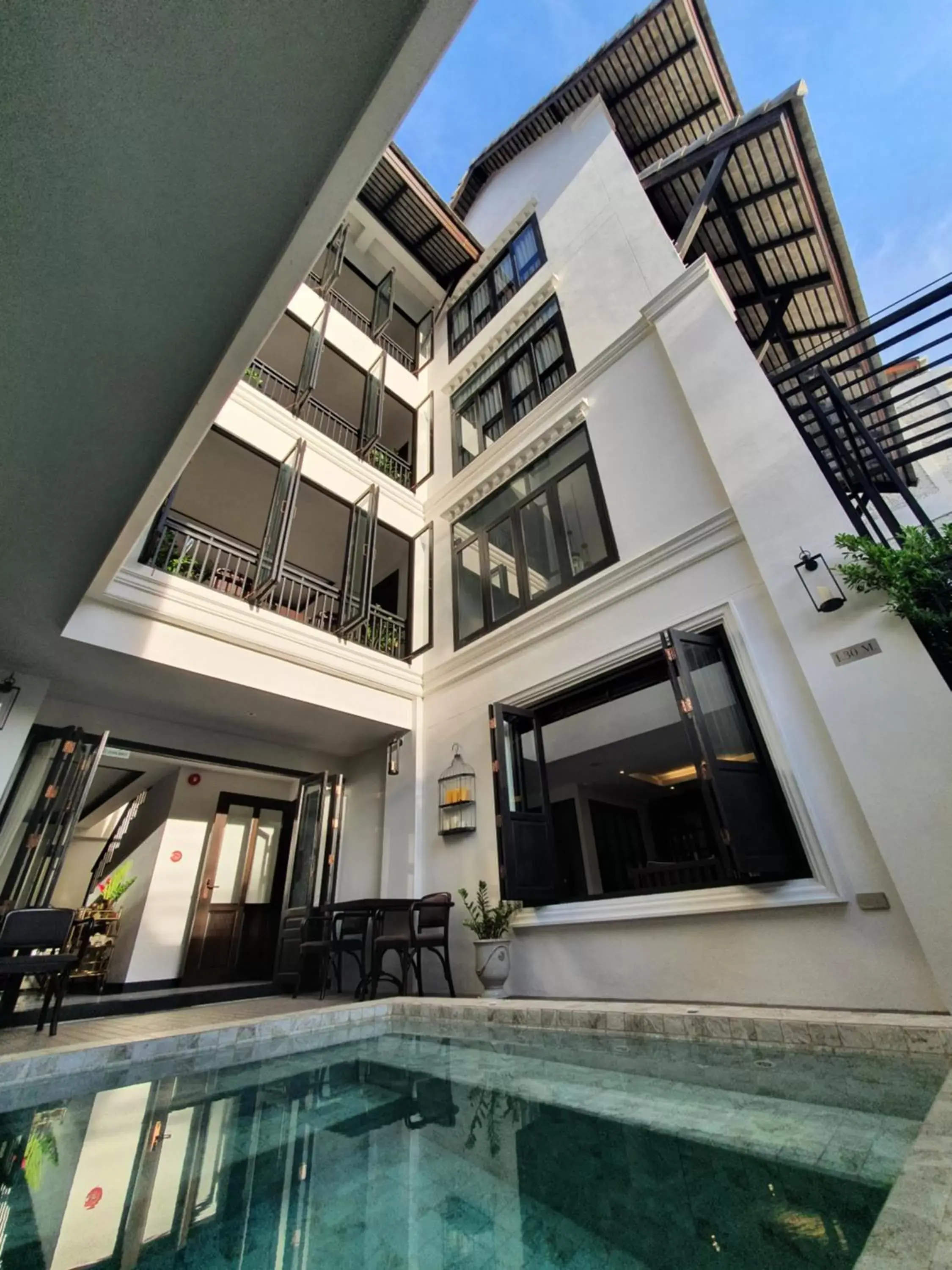 Swimming pool, Property Building in Cheeva Dee Hotel