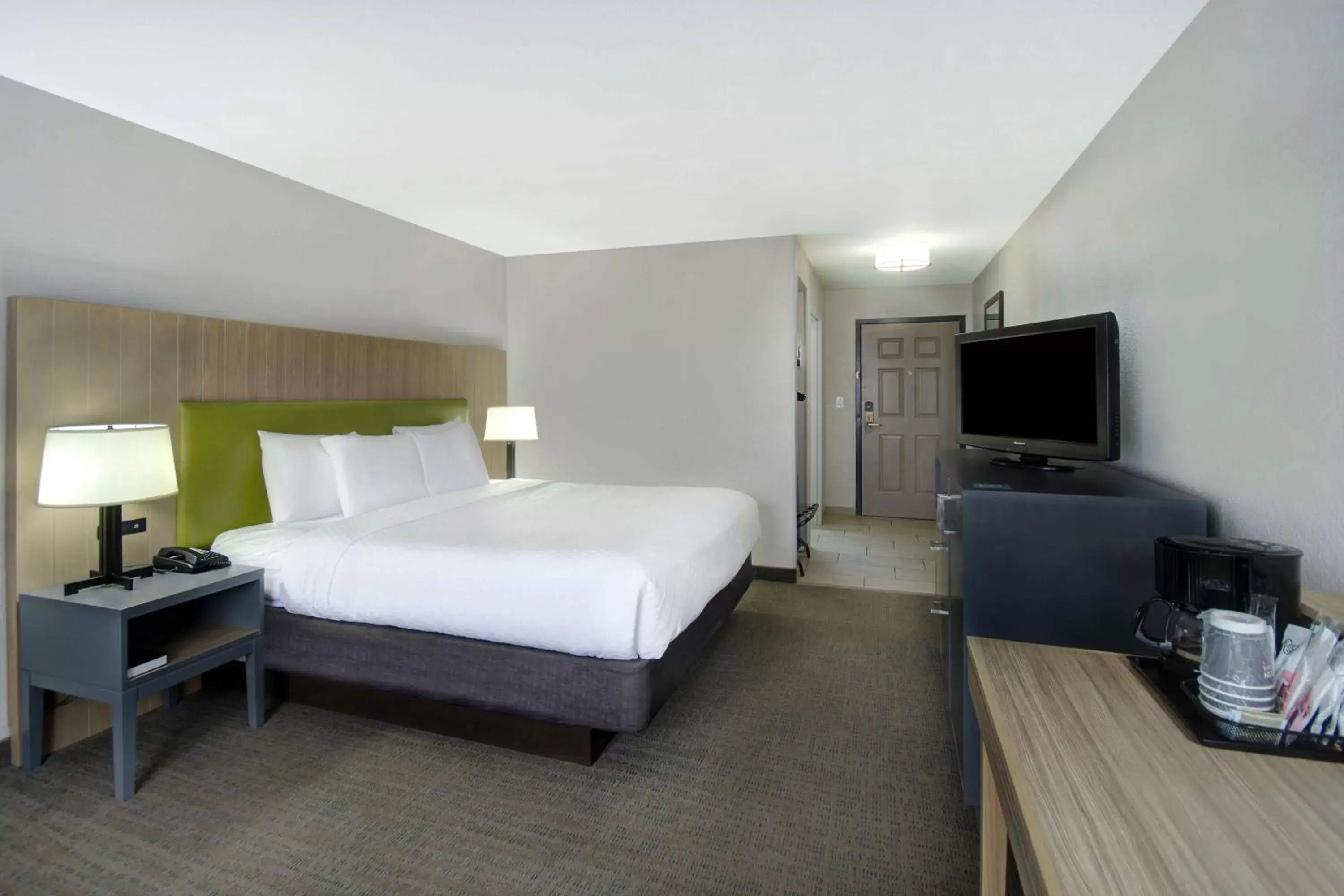 Bedroom in Country Inn & Suites by Radisson, Cincinnati Airport, KY