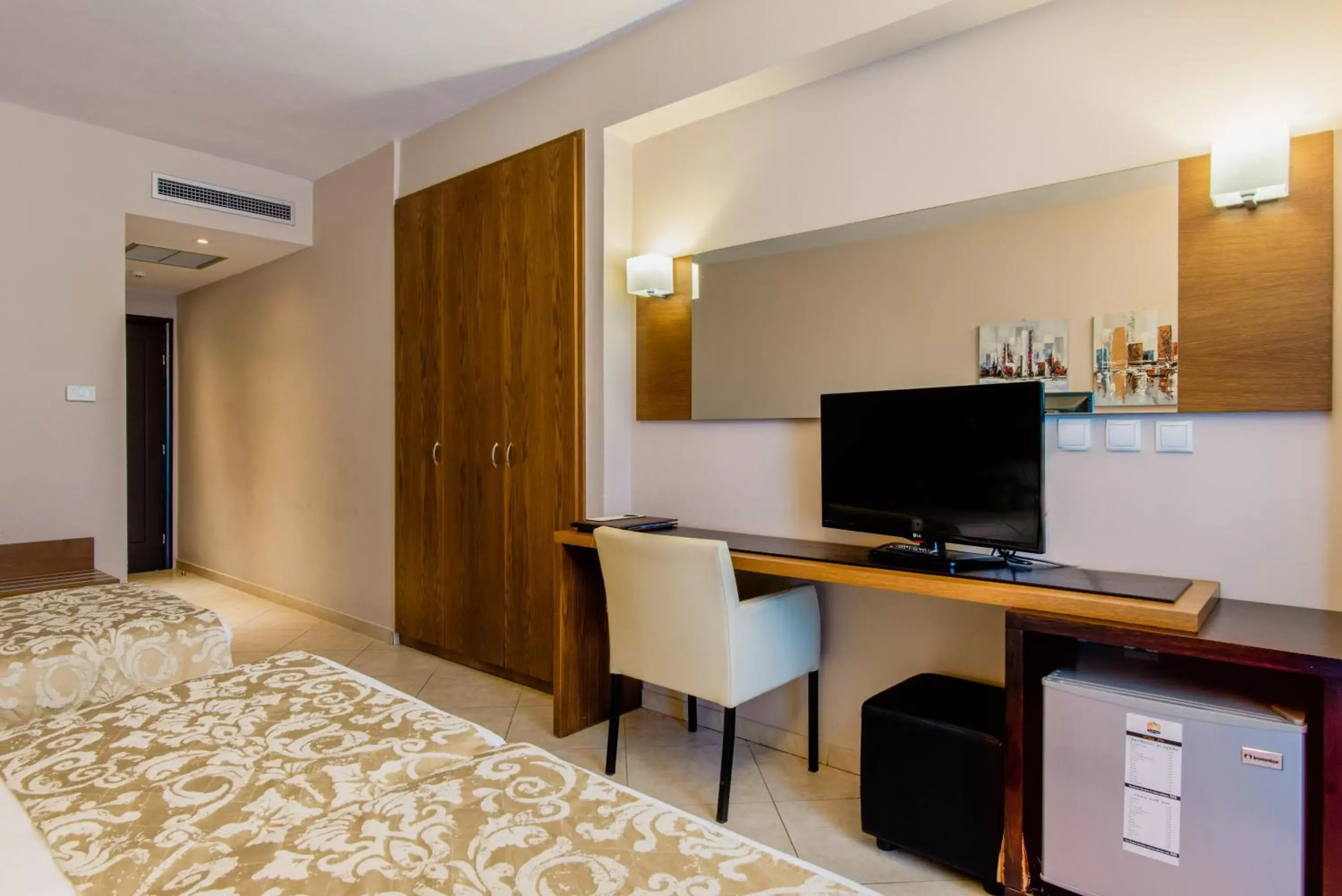 Bed, TV/Entertainment Center in Aar Hotel & Spa Ioannina