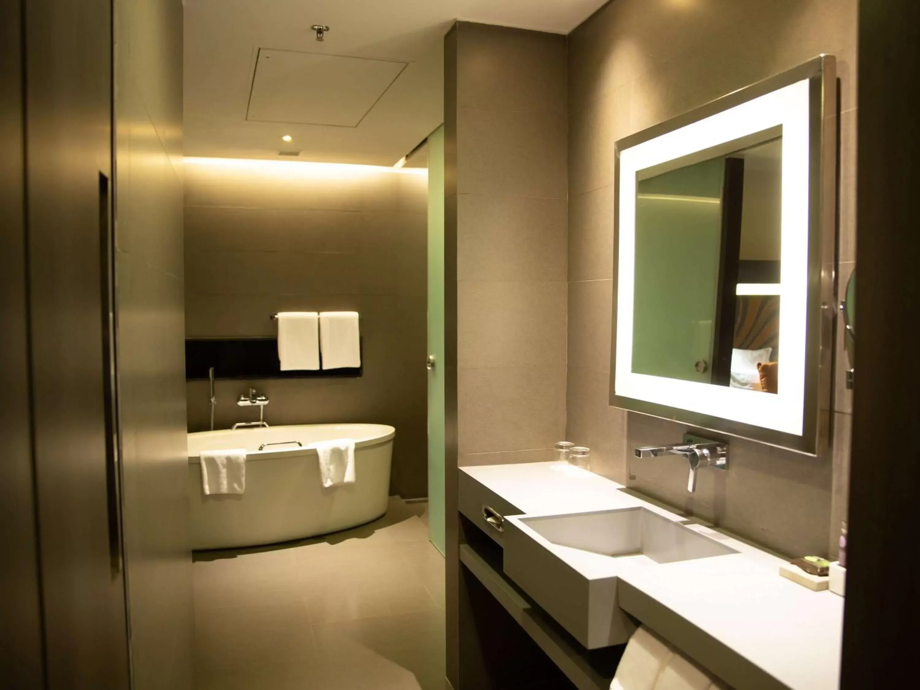 Photo of the whole room, Bathroom in Novotel Kolkata Hotel and Residences