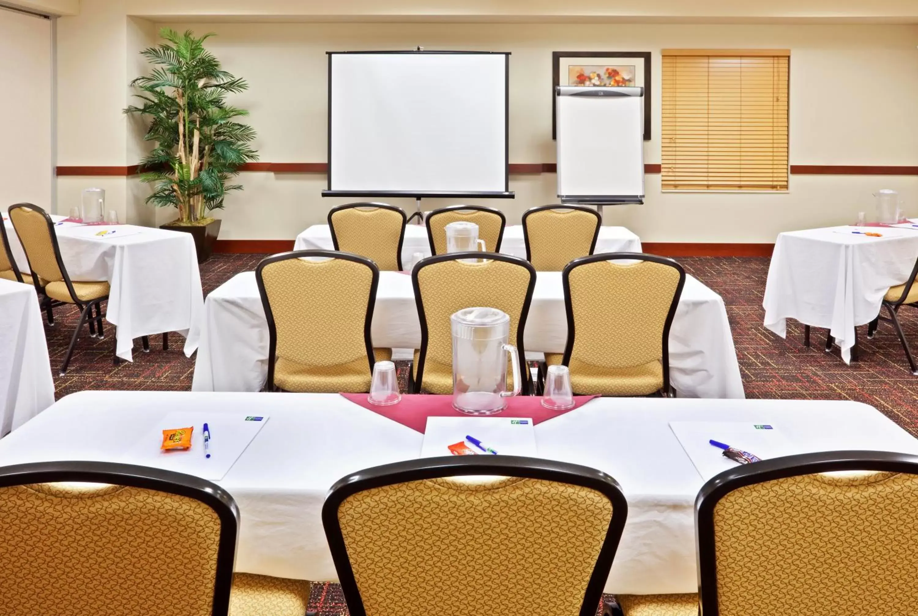 Meeting/conference room, Business Area/Conference Room in Holiday Inn Express Hotel & Suites Chehalis - Centralia, an IHG Hotel