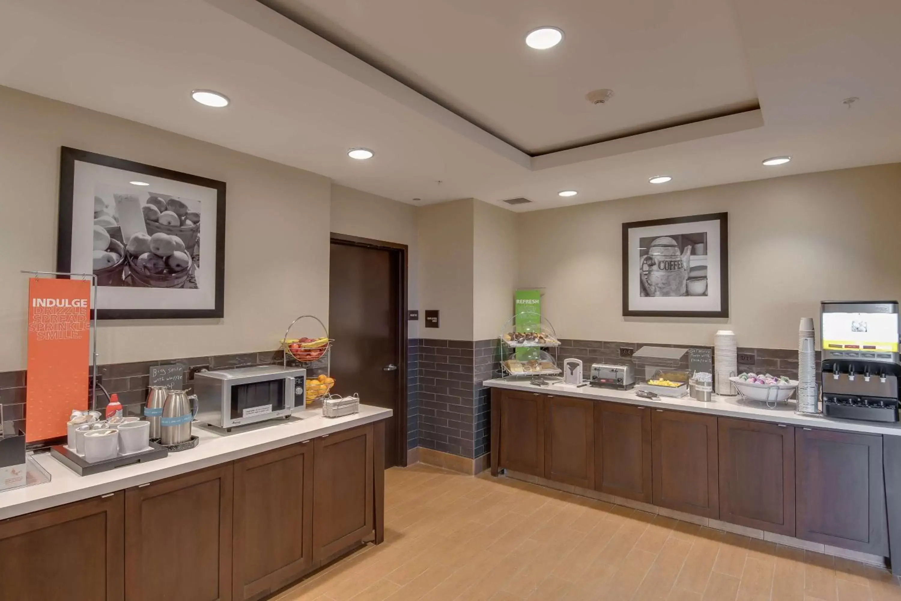 Dining area, Restaurant/Places to Eat in Hampton Inn & Suites Los Angeles - Glendale