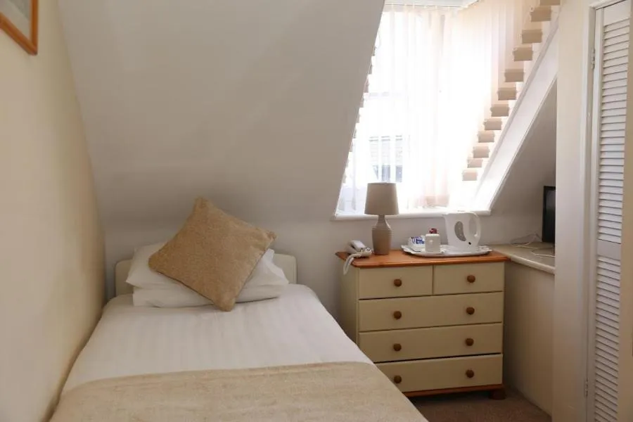 Coffee/tea facilities, Bed in Runnymede Court Hotel