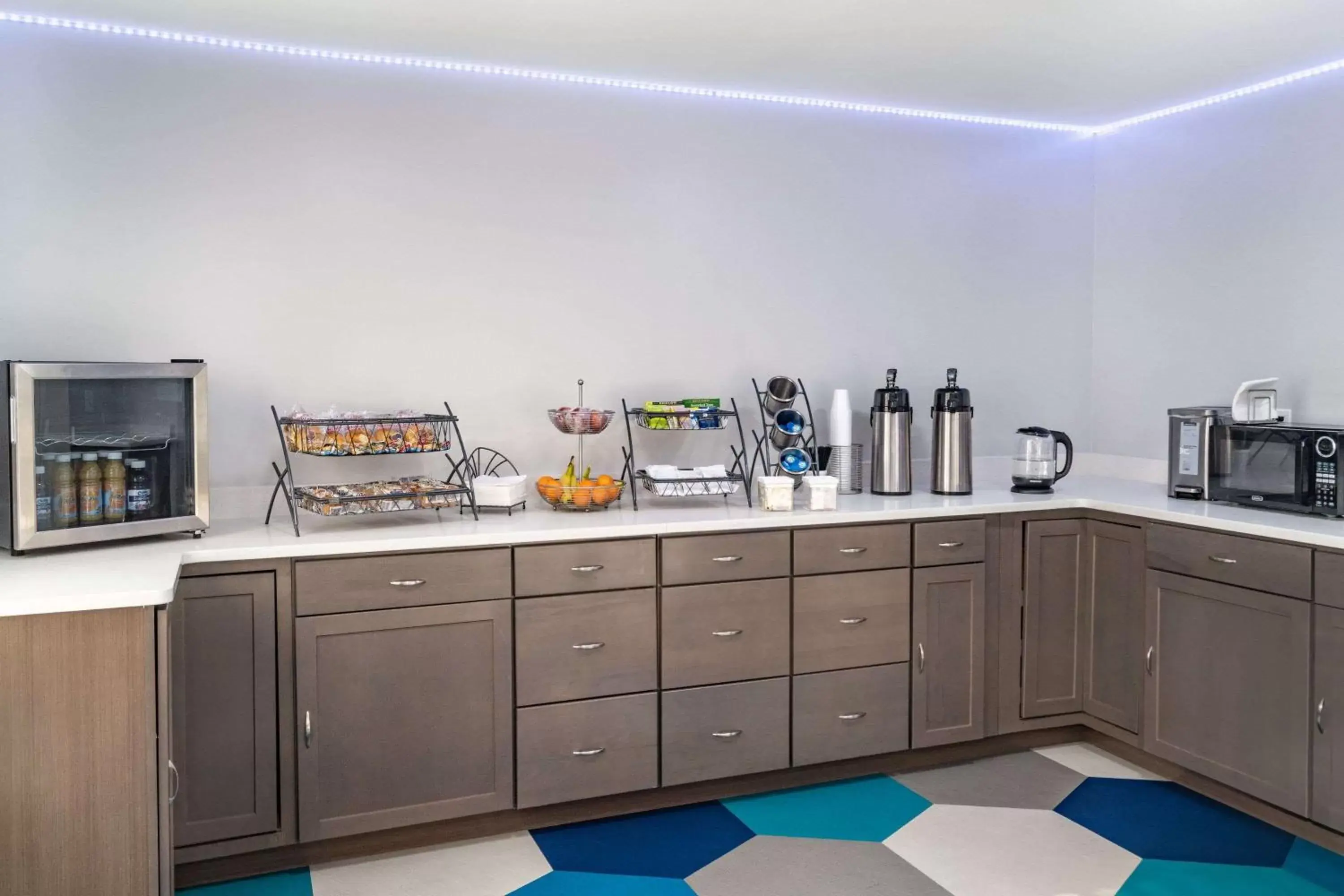 Restaurant/places to eat, Kitchen/Kitchenette in Microtel Inn by Wyndham Athens Restaurant/places to eat, Kitchen/Kitchenette in Microtel Inn by Wyndham Athens