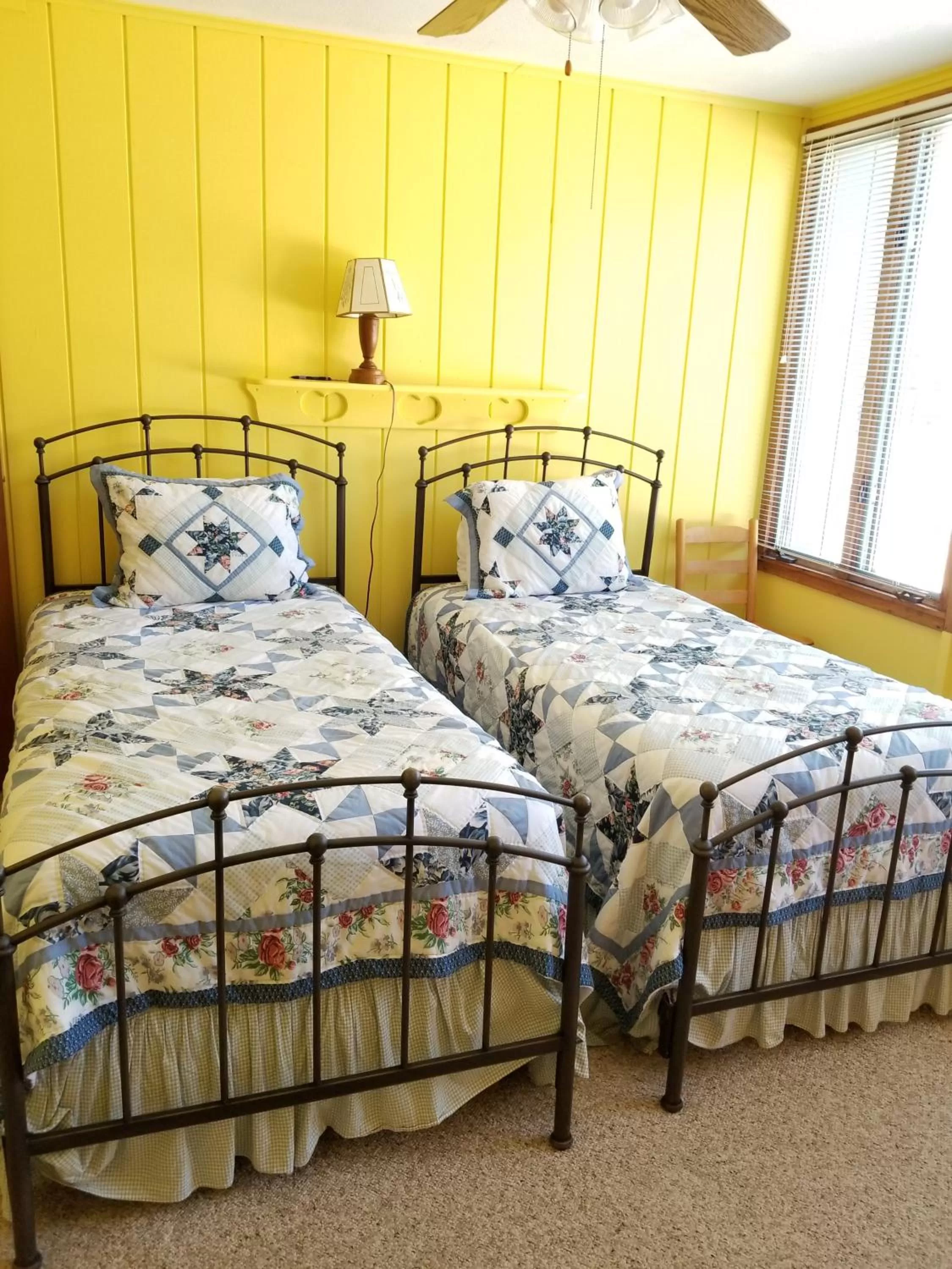 Bedroom, Bed in Trails End Inn