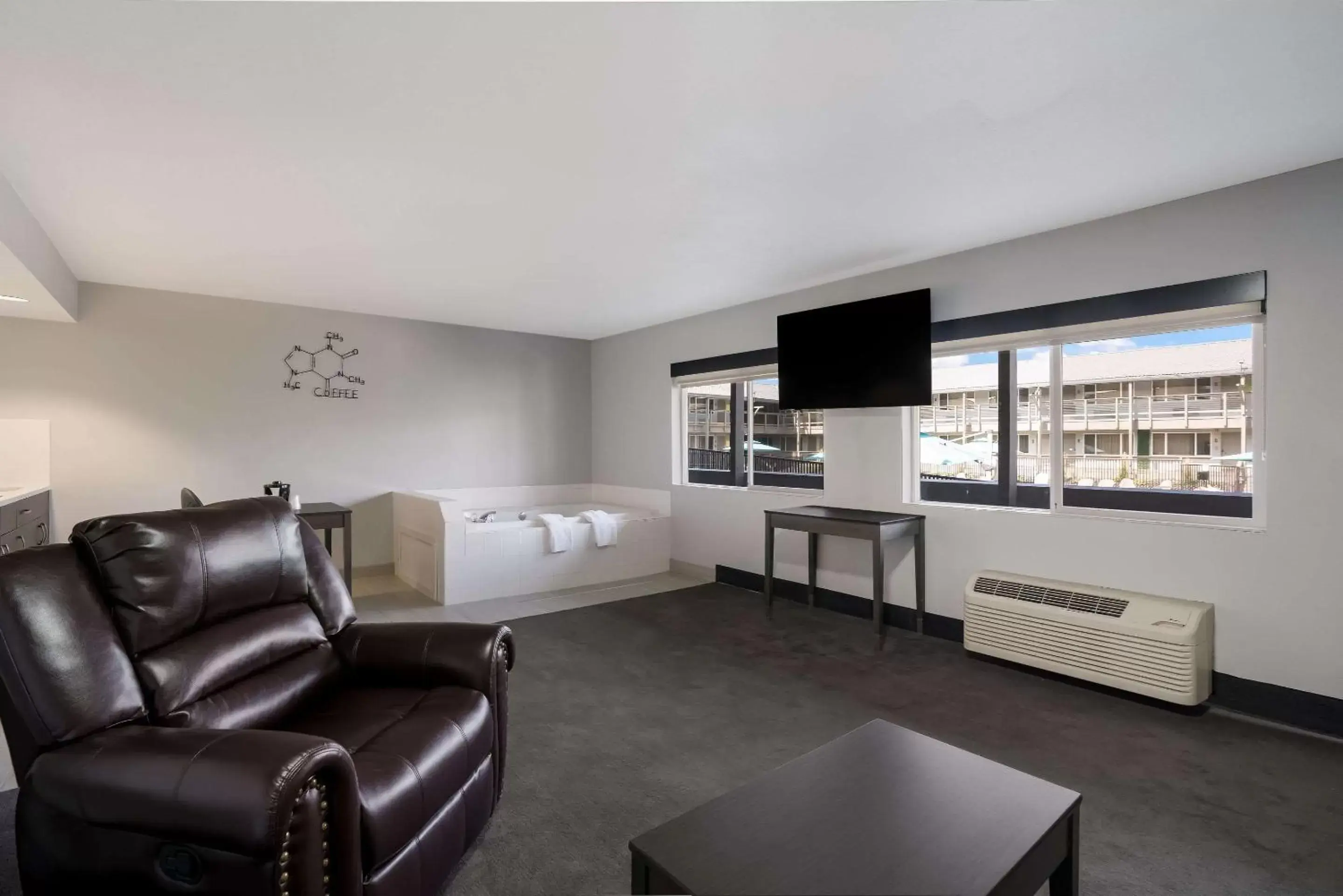 Bedroom, Seating Area in Richland Riverfront Hotel, Ascend Hotel Collection