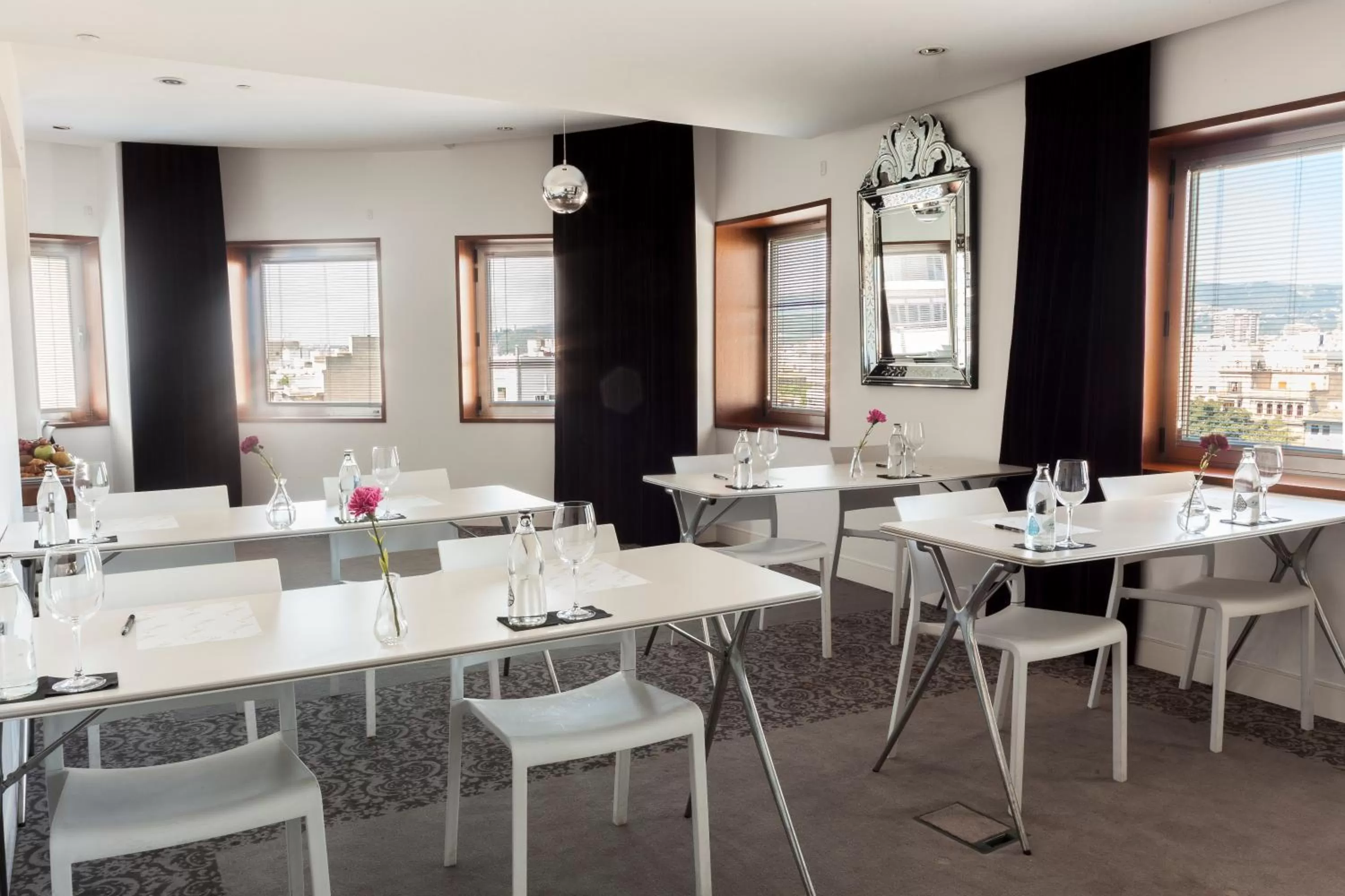 Business facilities in Palacio Avenida