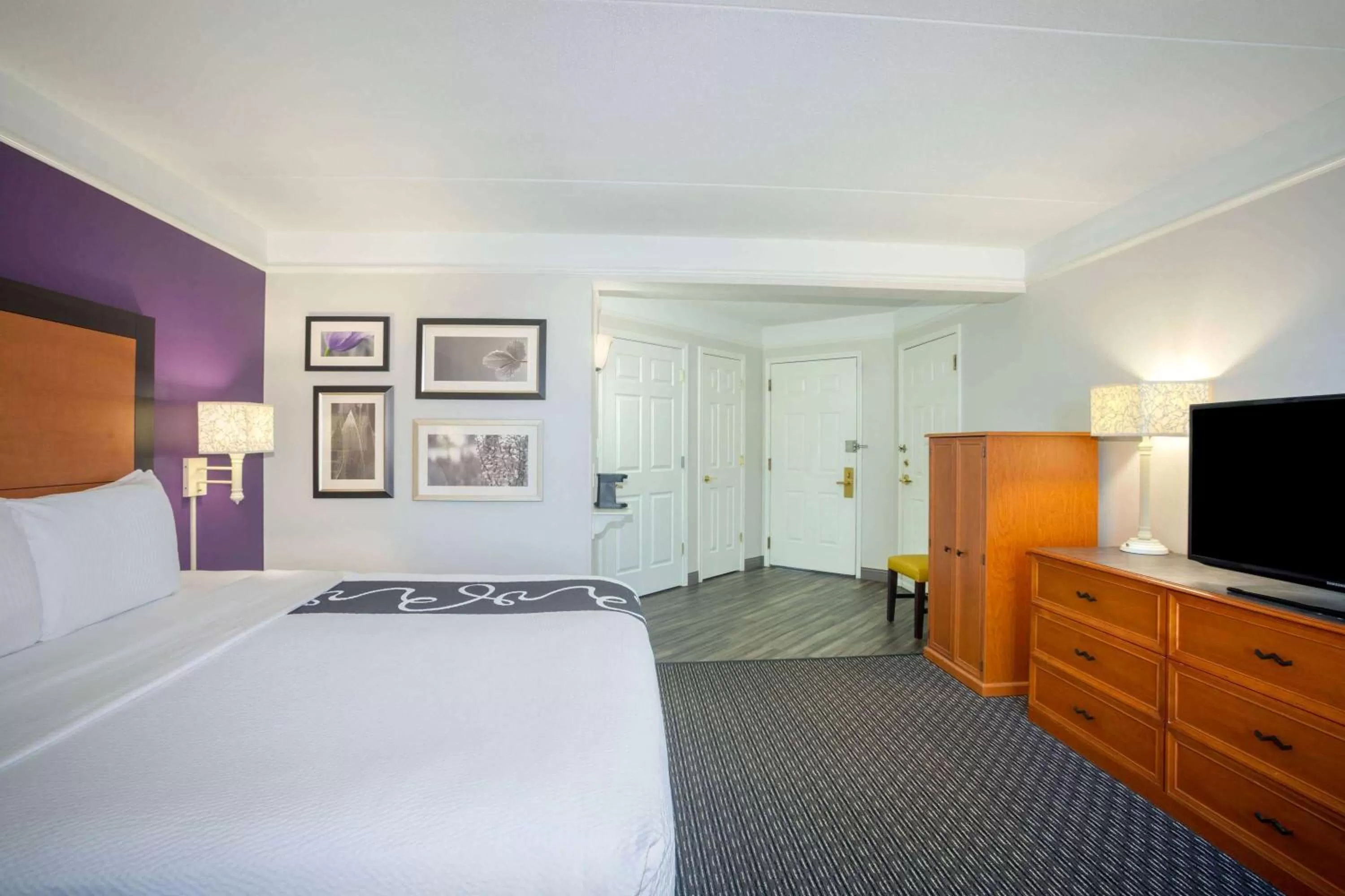 Photo of the whole room, Bed in La Quinta by Wyndham St. Louis Westport