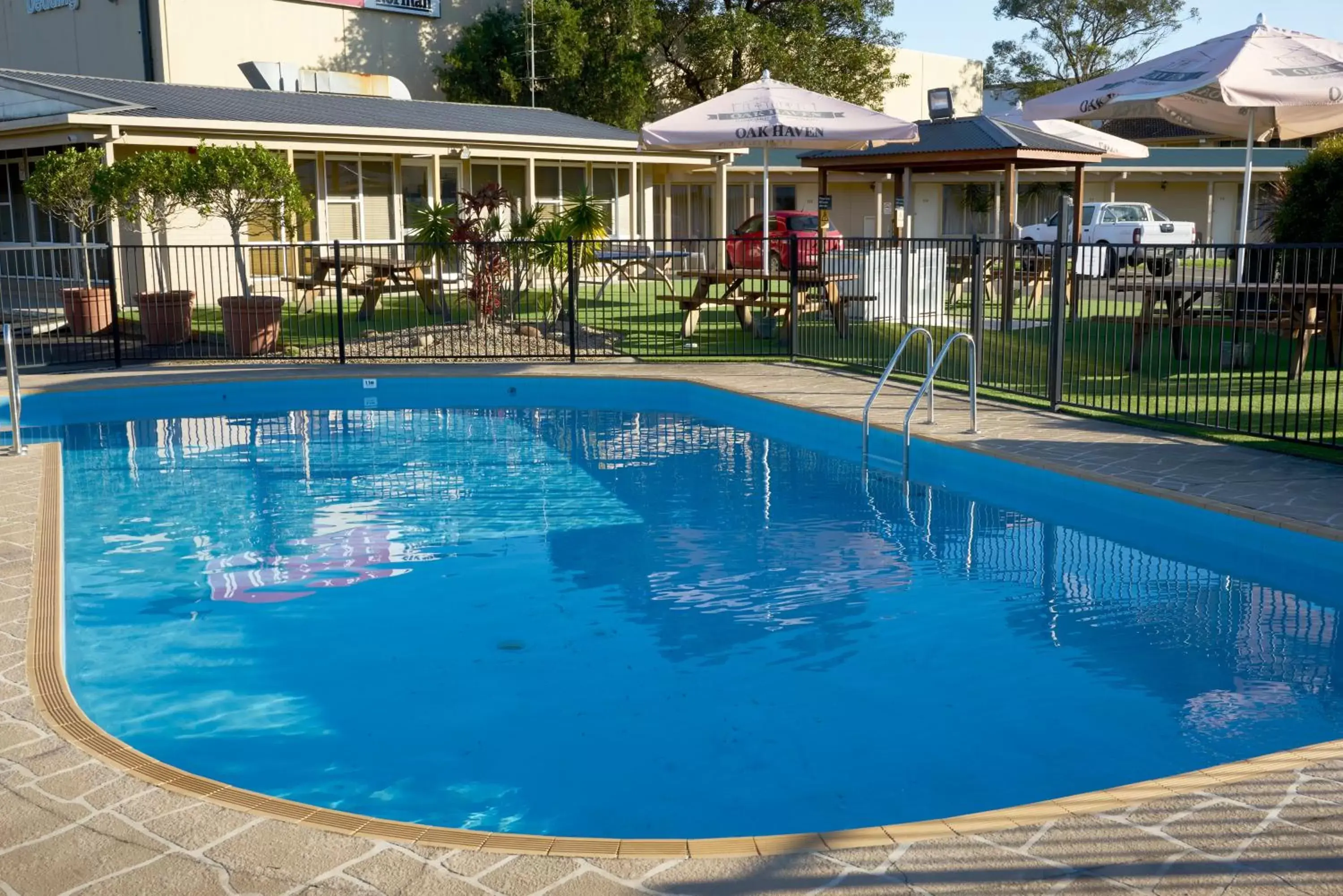 Swimming Pool in Ashwood Motel