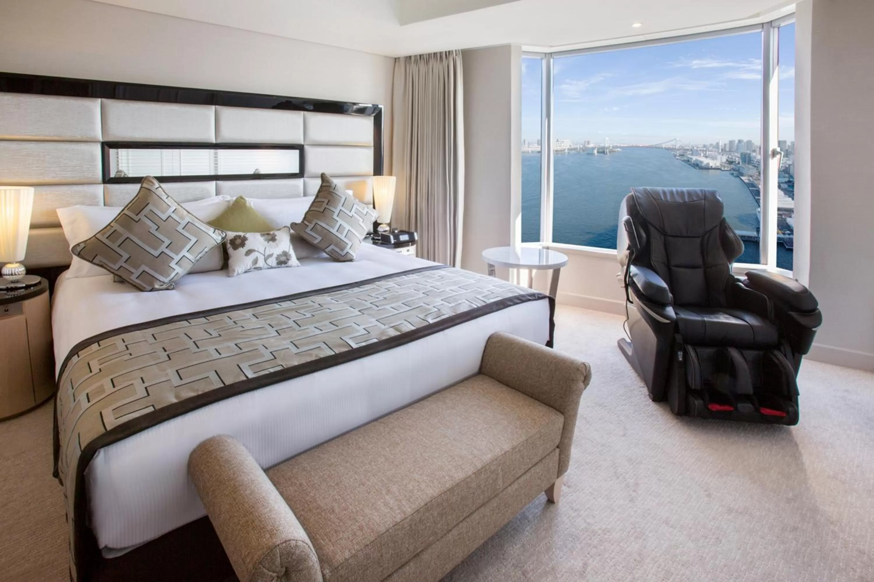 Photo of the whole room, Bed in InterContinental Tokyo Bay by IHG