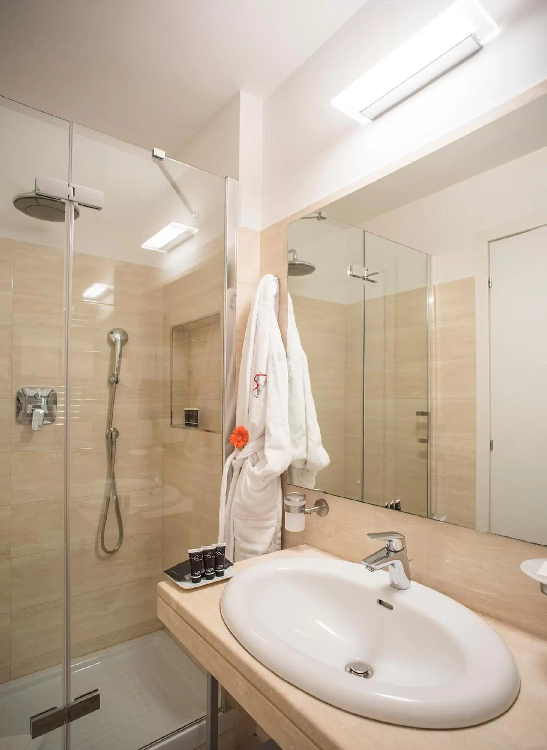 Shower, Bathroom in Rome Art Hotel - Gruppo Trevi Hotels