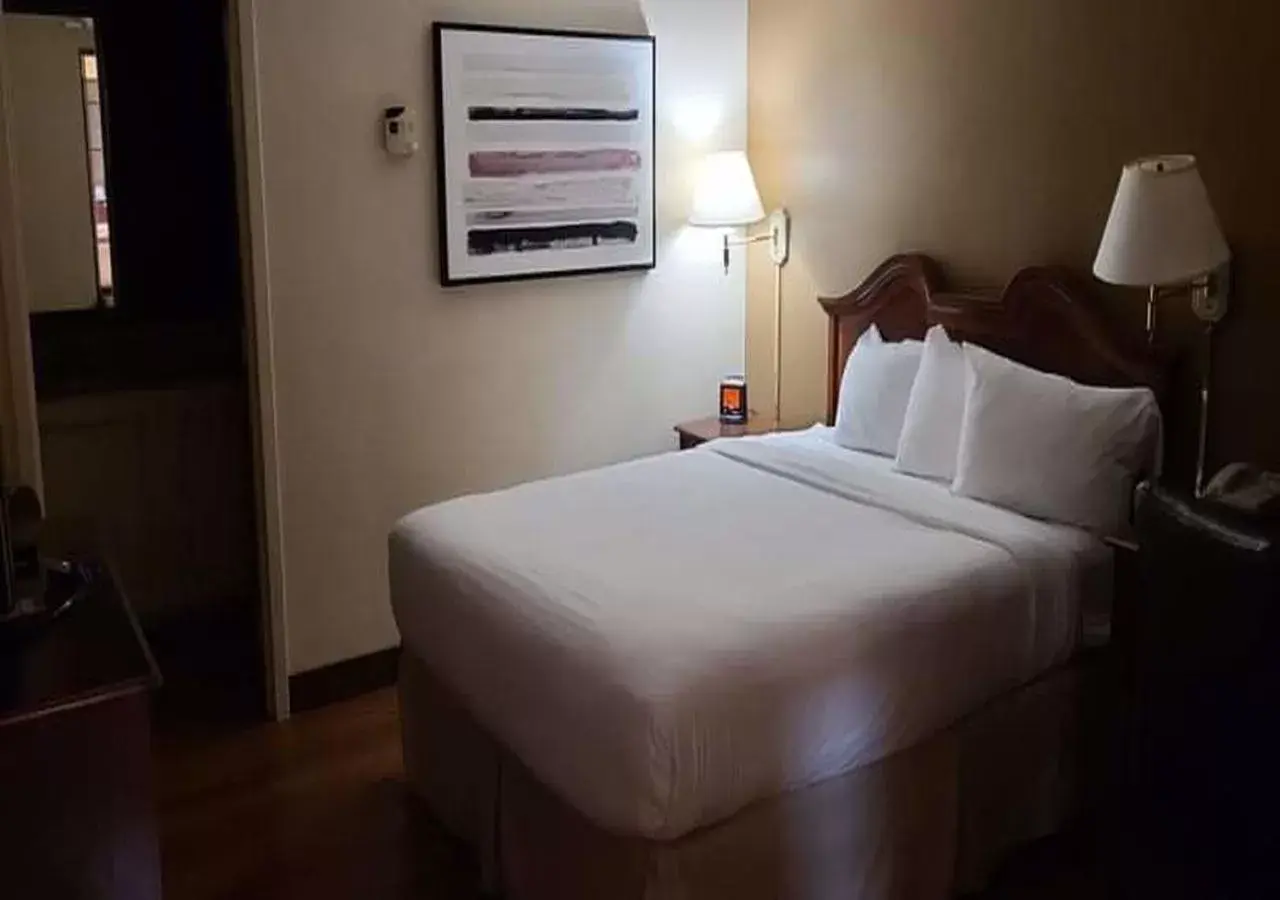Bed in Auburn Place Hotel & Suites Cape Girardeau