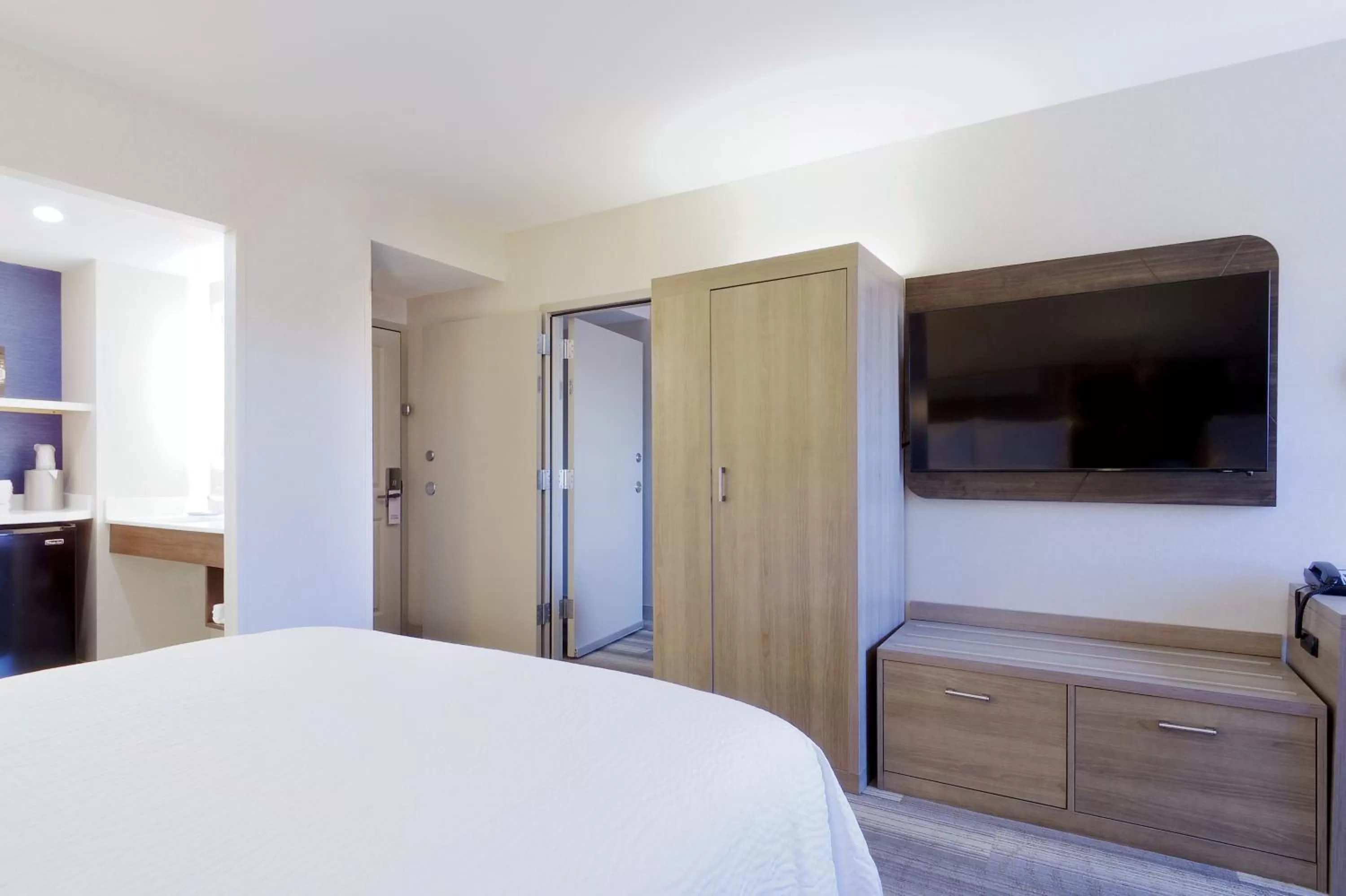 Bedroom, Bed in Holiday Inn Express & Suites Phoenix - Tempe by IHG
