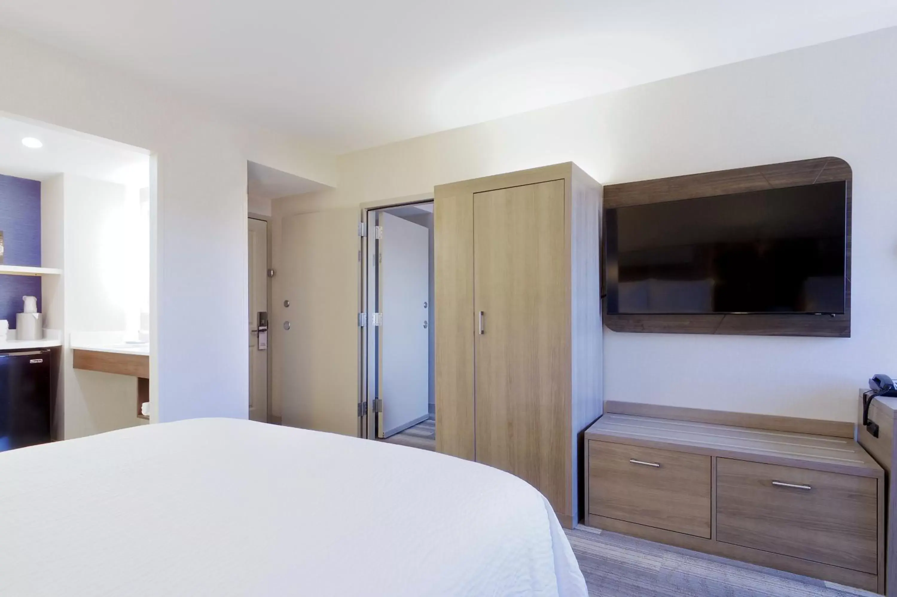 Bedroom, TV/Entertainment Center in Holiday Inn Express & Suites Phoenix - Tempe, an IHG Hotel