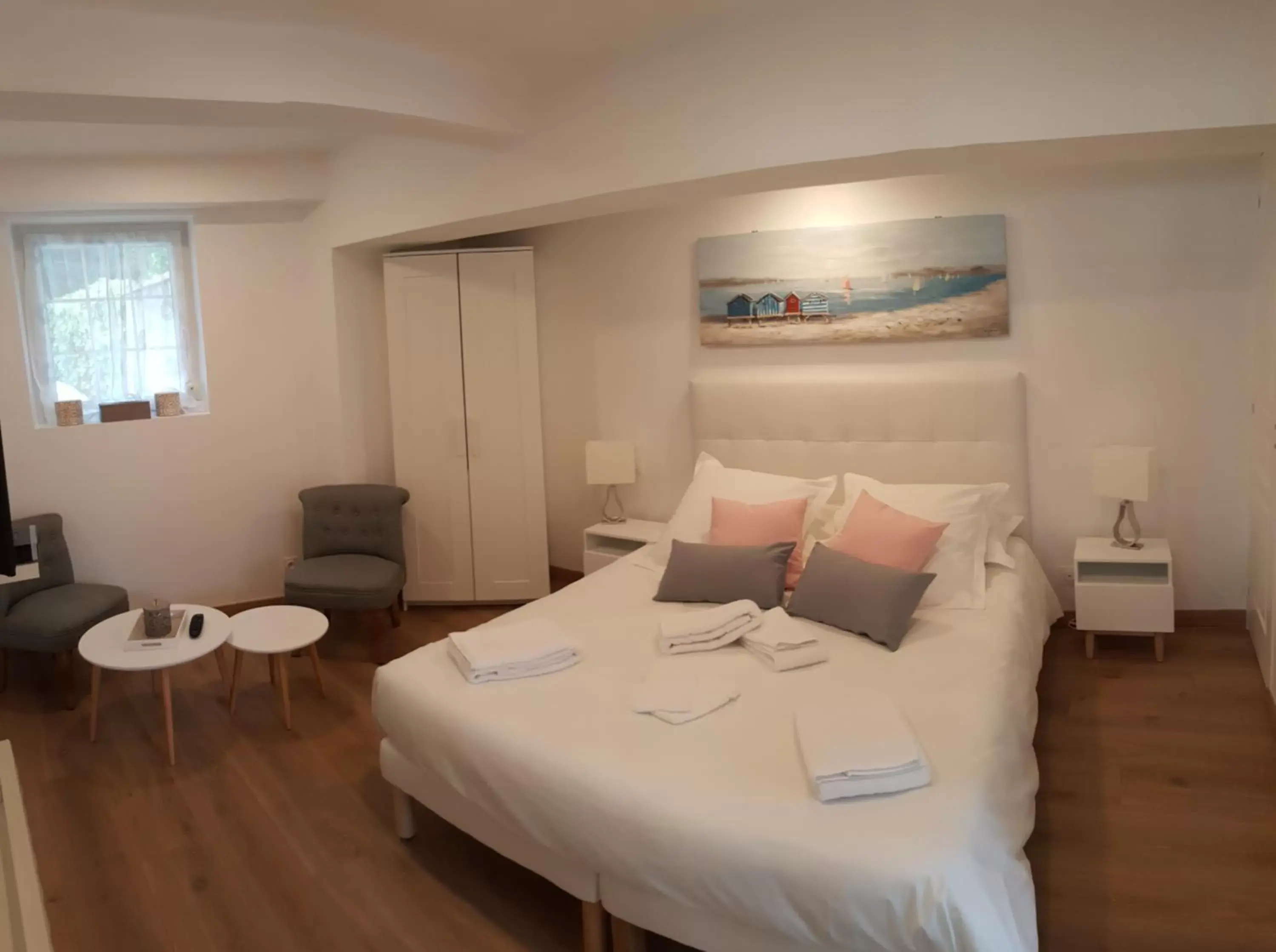 Seating area, Bed in Le Castel Guesthouse