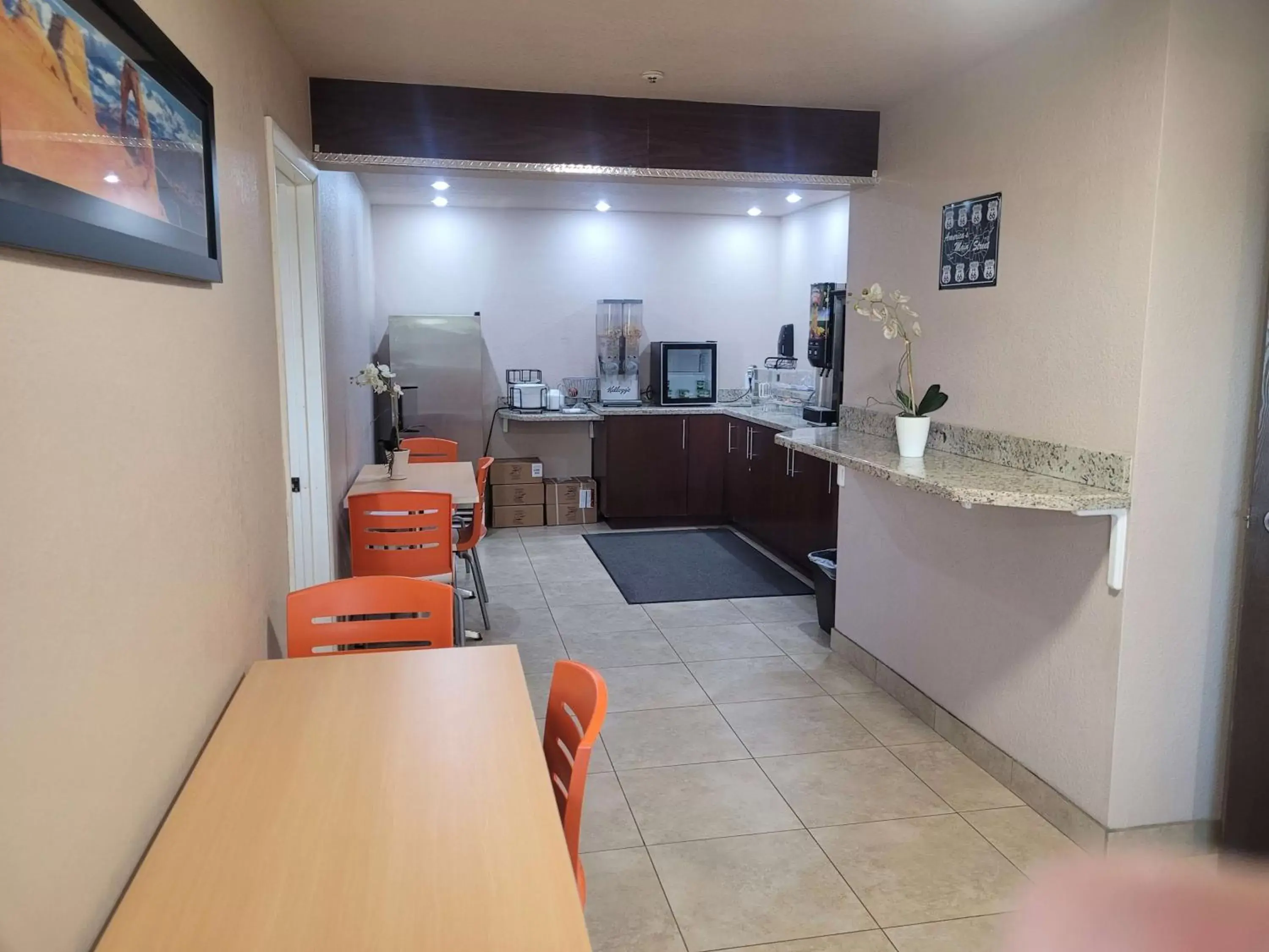 Breakfast, Kitchen/Kitchenette in SureStay Hotel by Best Western Williams - Grand Canyon