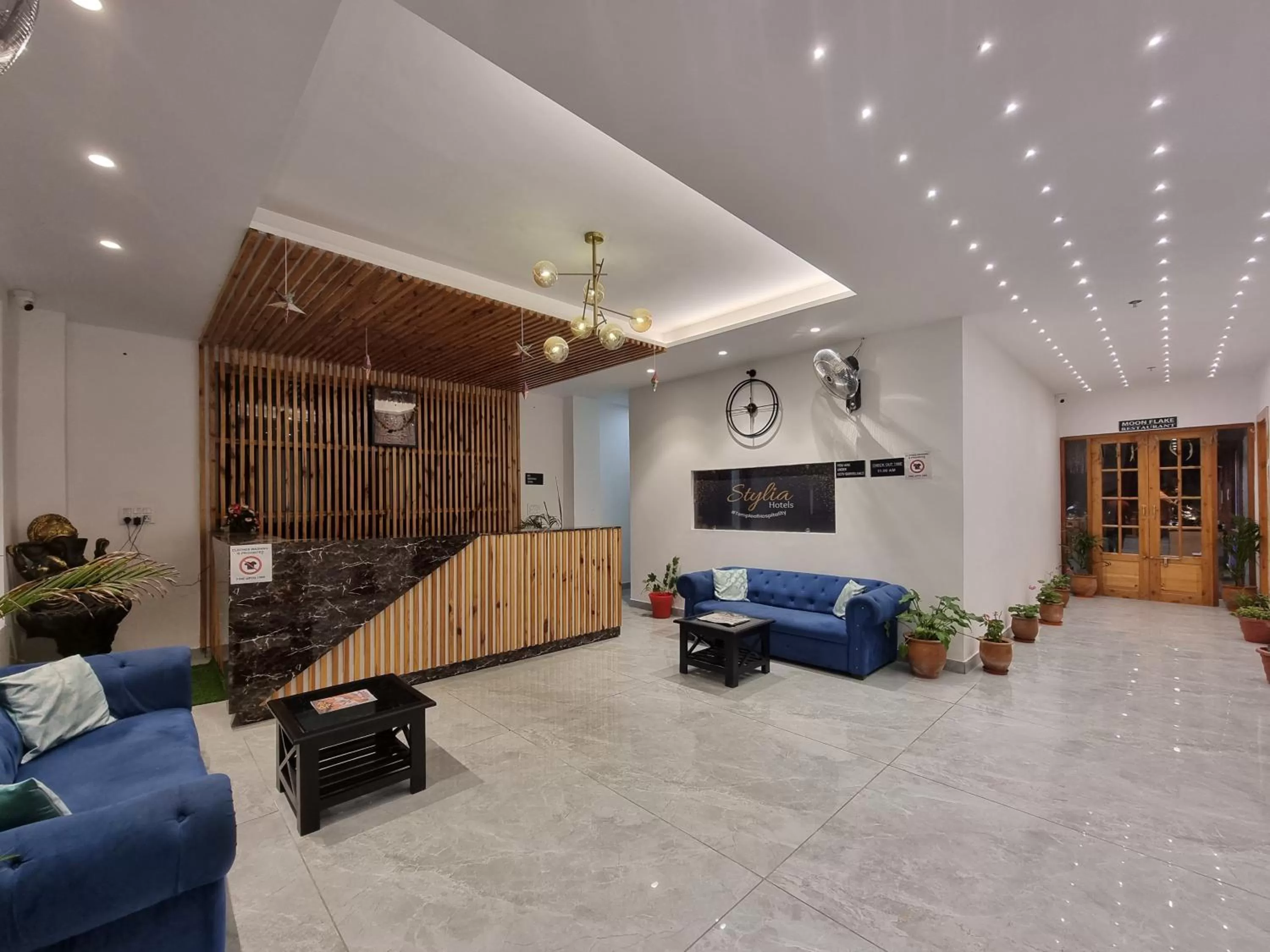 Lobby or reception, Seating Area in Moon Glade By Stylia Hotels