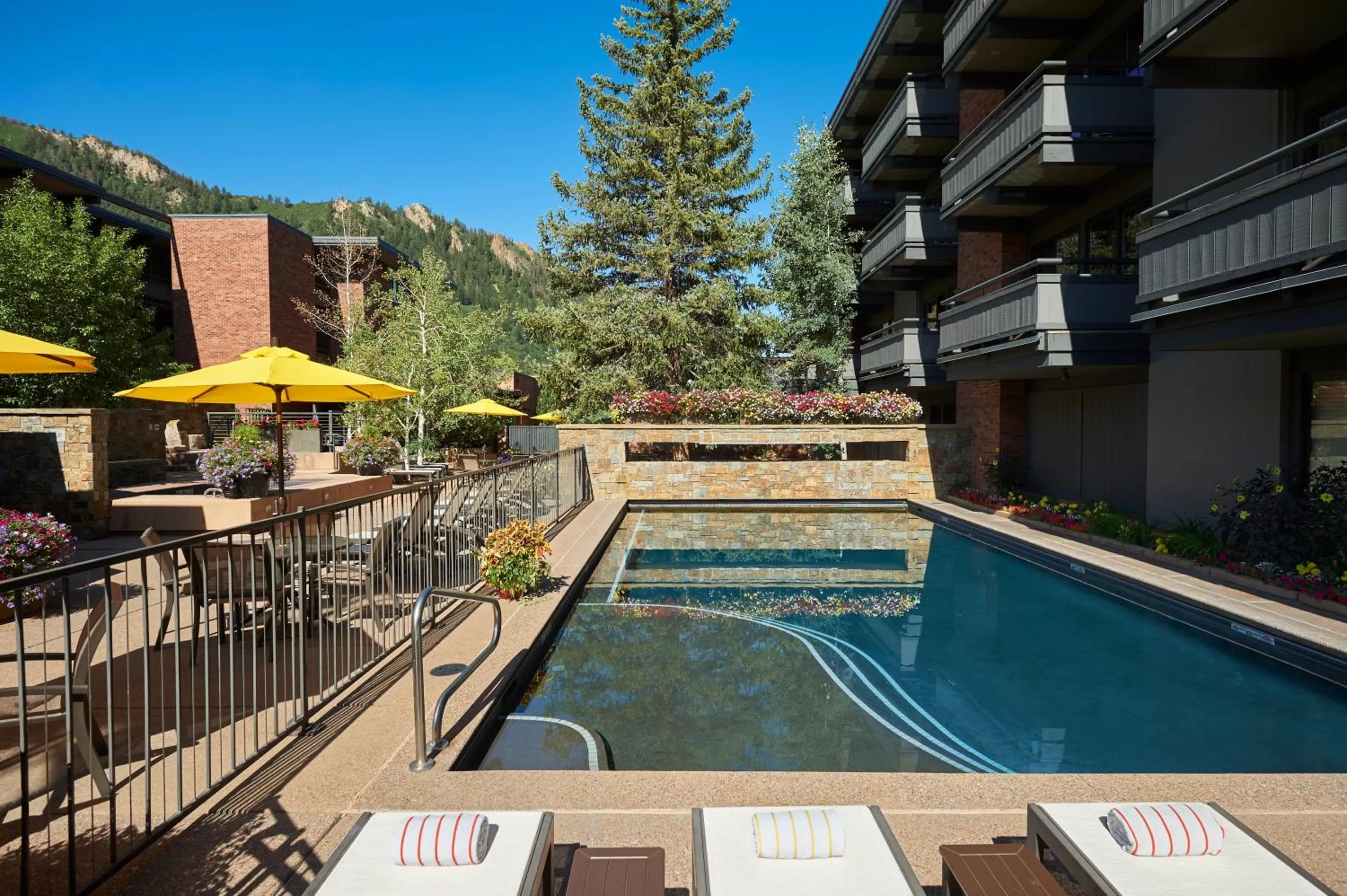 Swimming pool in Aspen Square Condominium Hotel